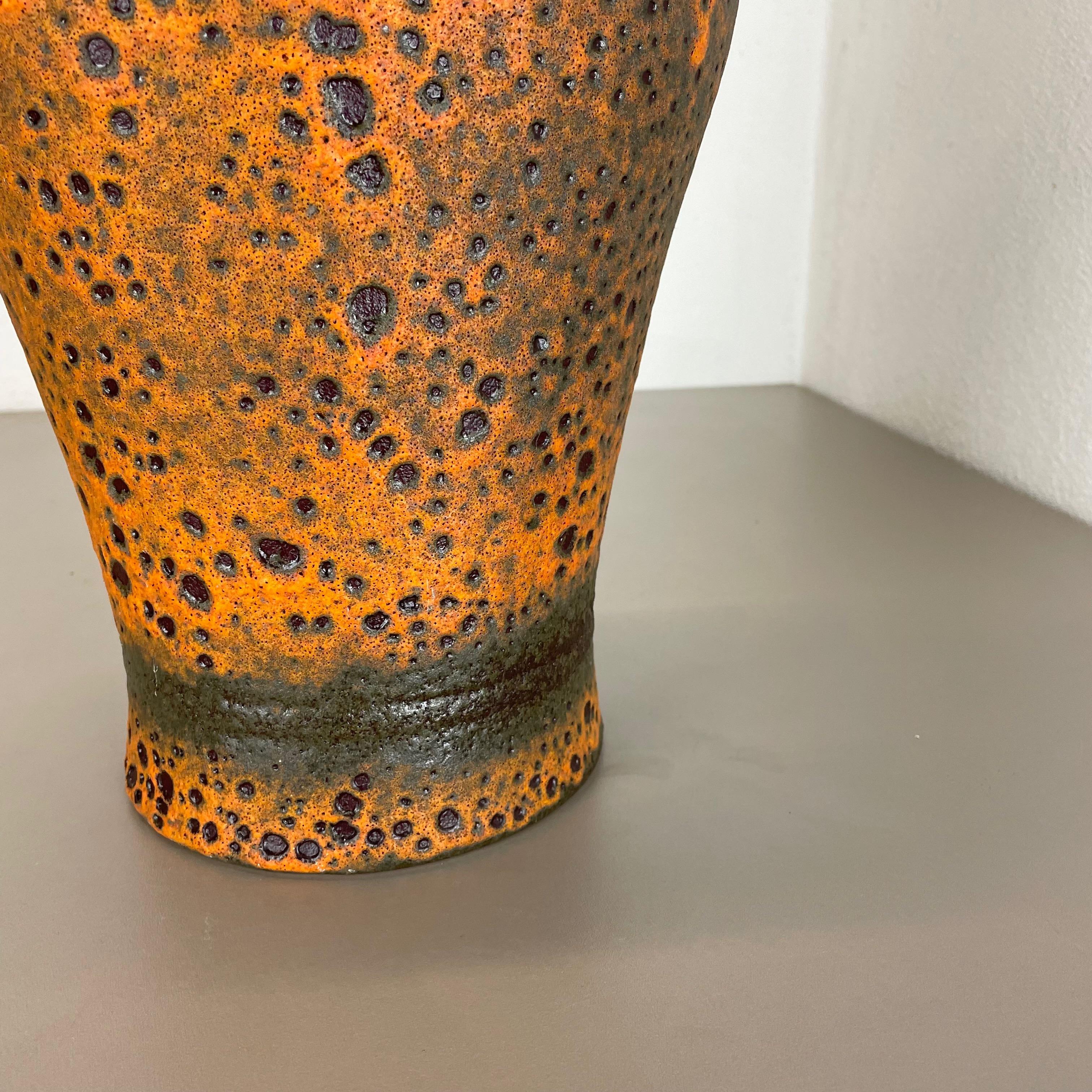 Vase en céramique de lave 