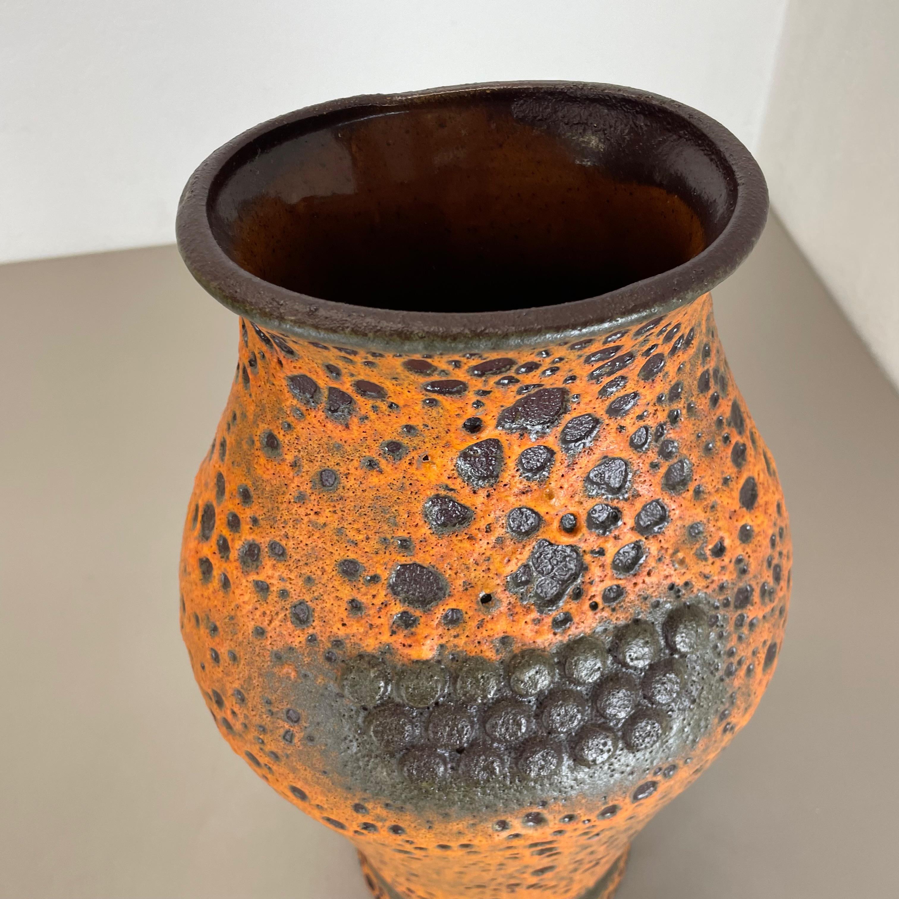 Vase en céramique de lave 