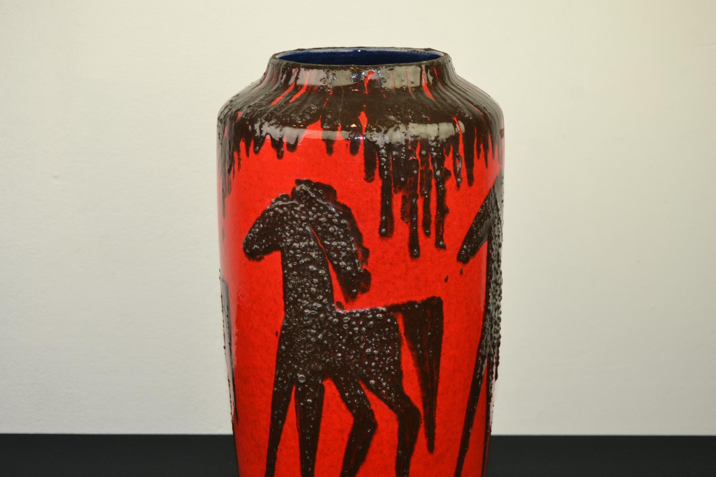Mid-Century Modern Vase en forme de cheval en lave rouge par Scheurich, Allemagne de l'Ouest, années 1960 en vente