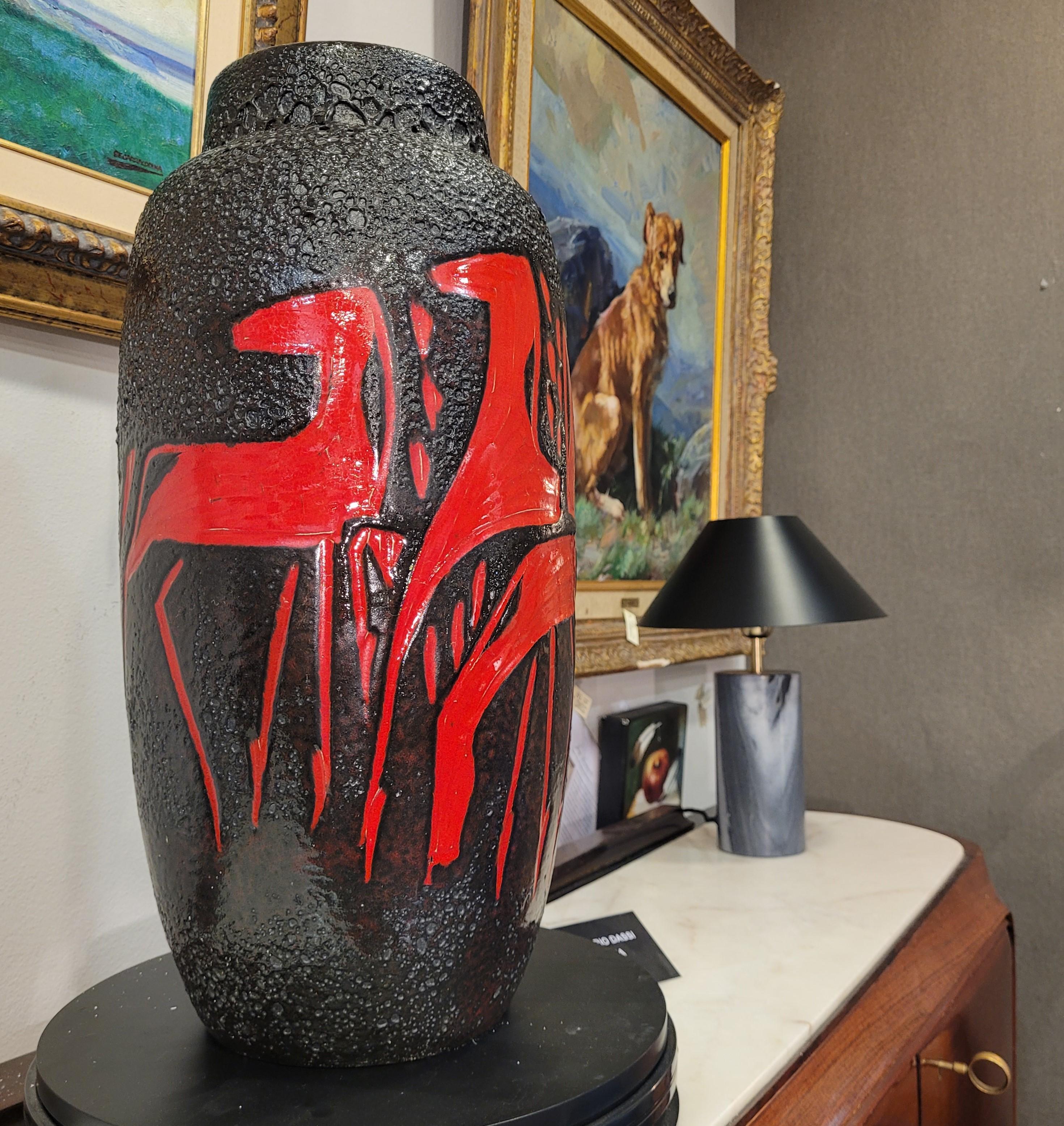 Vase en céramique Fat Lava modèle de vase en céramique, conçu et fabriqué par la marque allemande Scheurich Keramik au milieu du siècle dernier, vers 1950. Ce design Midcentury tire son nom de ses finitions saisissantes. La surface de la pièce imite