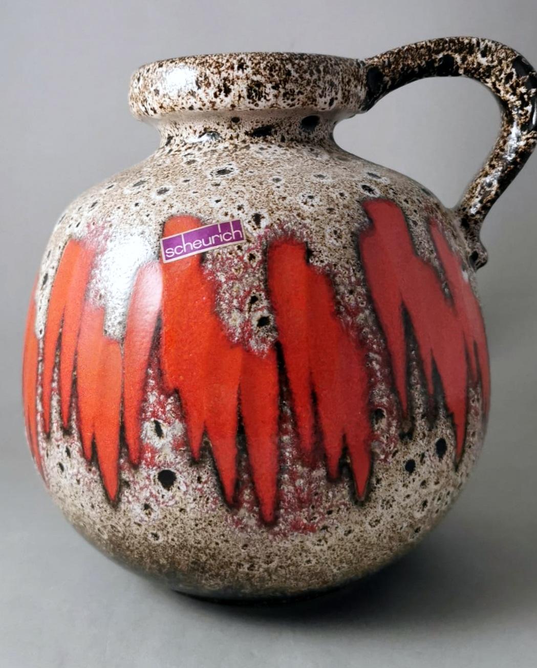 Allemand Pichet en céramique émaillée et colorée lave grasse Scheurich avec poignée, Allemagne  en vente