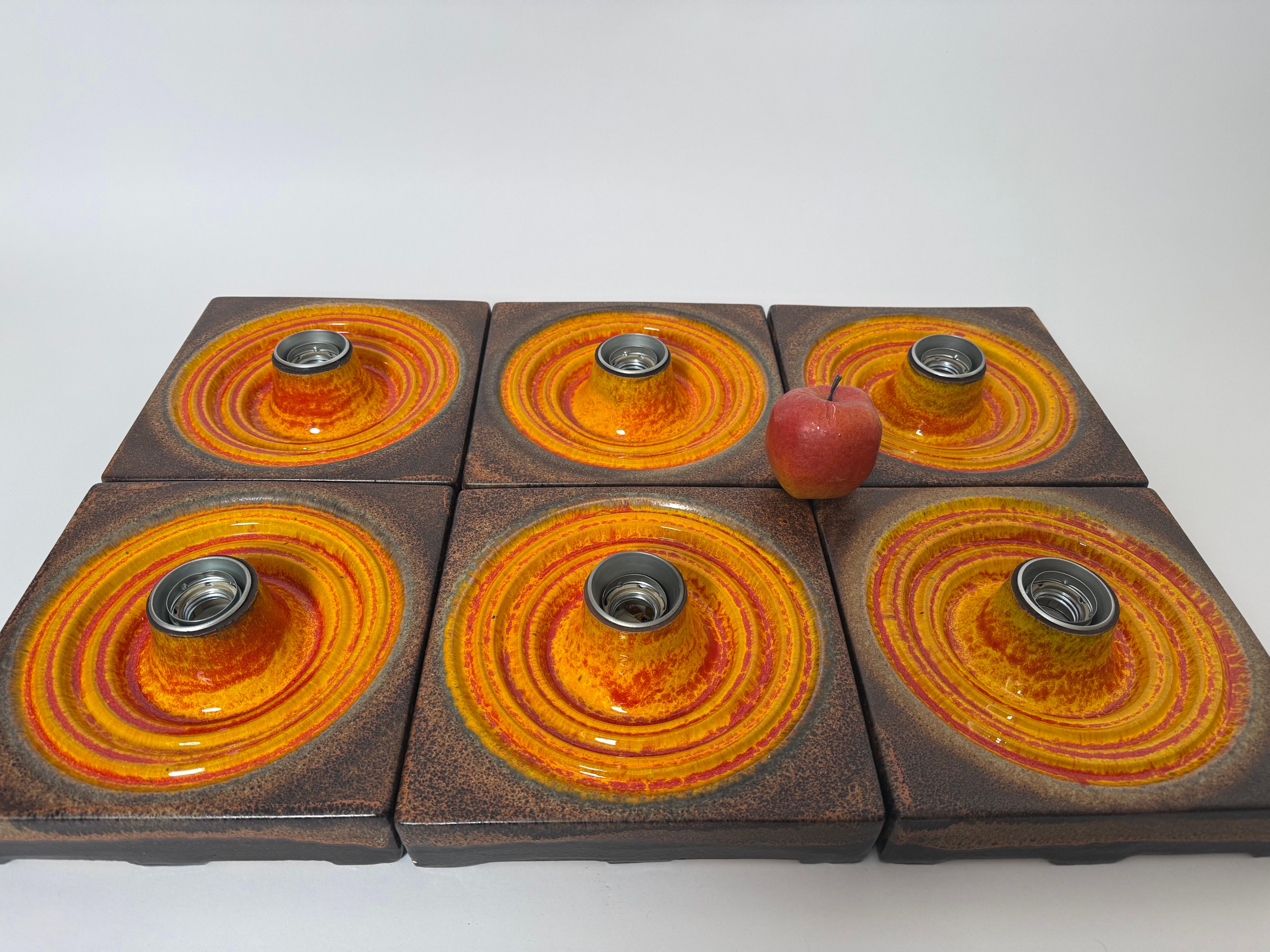 Te presento un conjunto único de 6 apliques de pared. Sus colores hacen que estos apliques sean extraordinarios, una combinación de naranja y marrón es alucinante. Si cuelgas las luces individualmente, en pareja o en combinaciones múltiples, depende