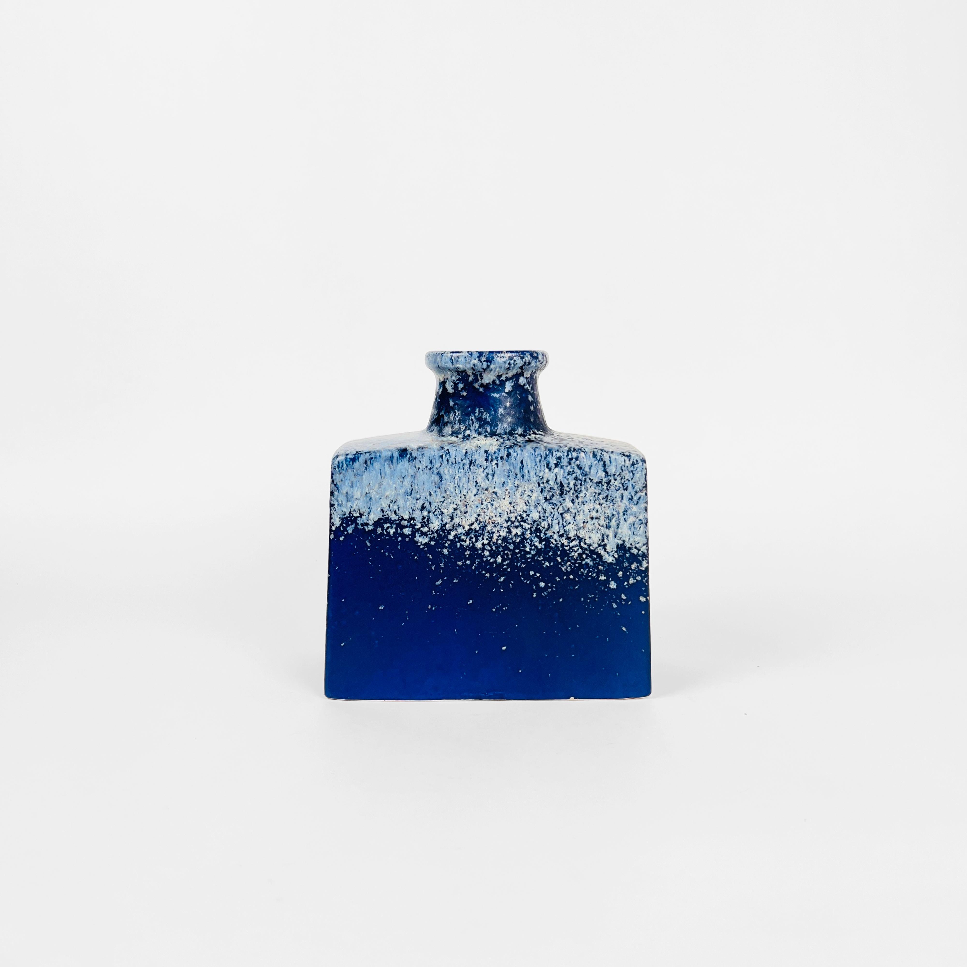 Mid-Century Modern Fat Lava Short Vase in Smooth Klein Blue and White Texture Glaze, Germany 1960 For Sale