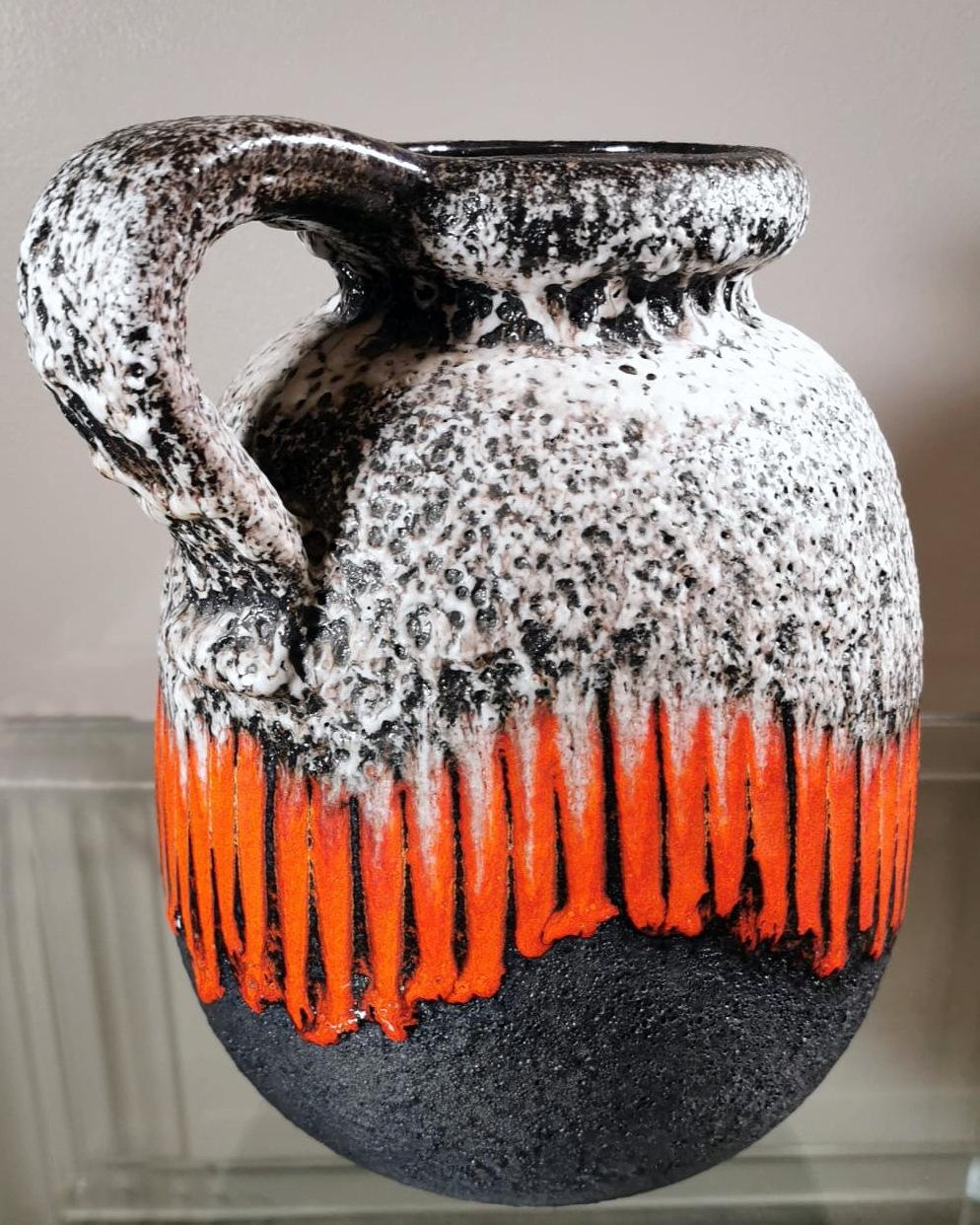 Allemand Pichet en céramique de style lave grasse de couleur allemande et émaillée avec poignée en vente