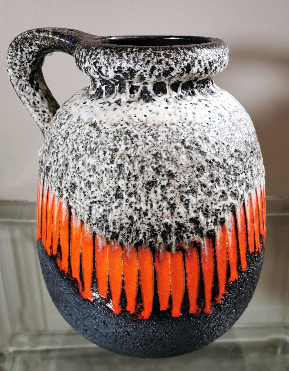 Émaillé Pichet en céramique de style lave grasse de couleur allemande et émaillée avec poignée en vente