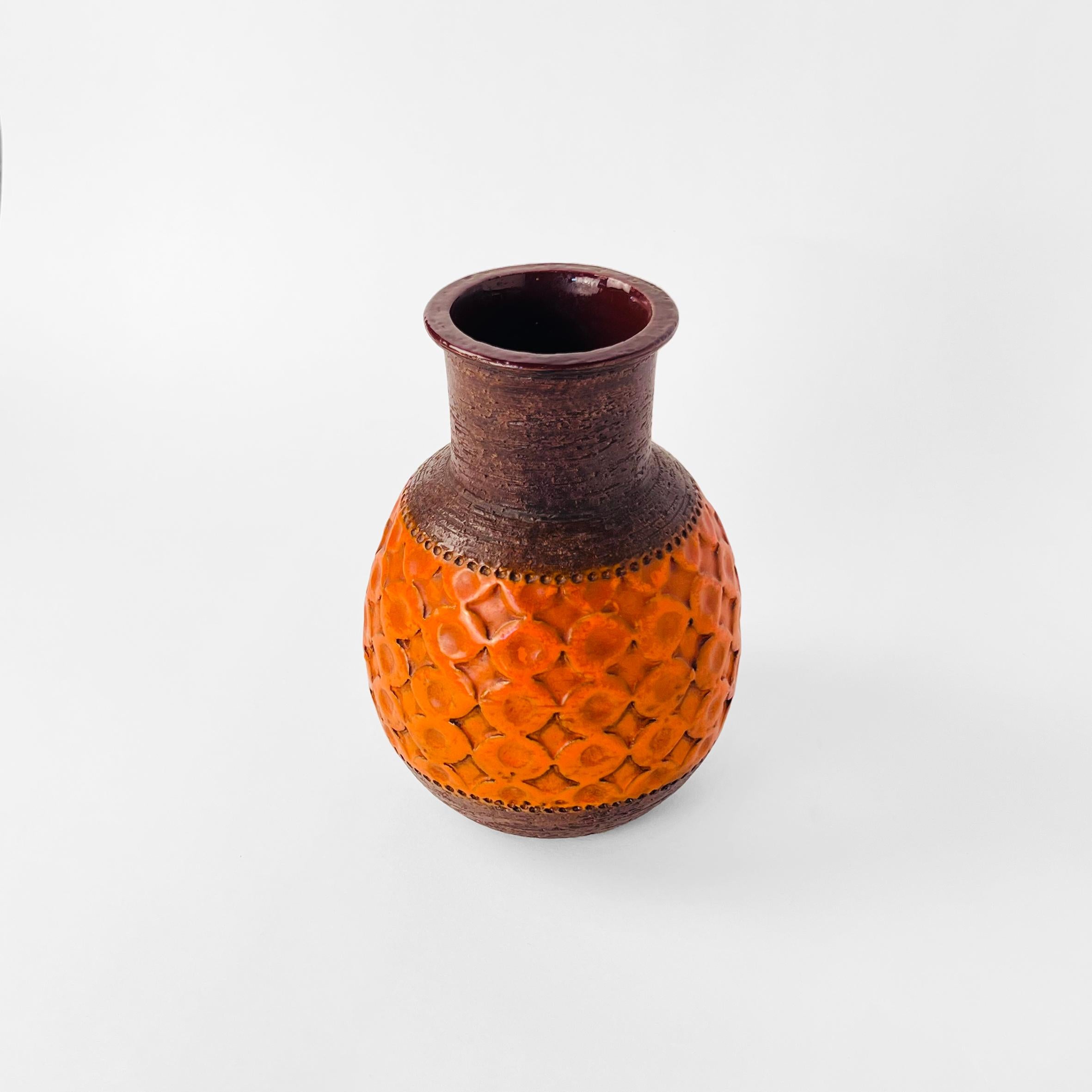 Mid-Century Modern Vase Fat Lava Style en finition texturée Brown et glaçure orange en vente