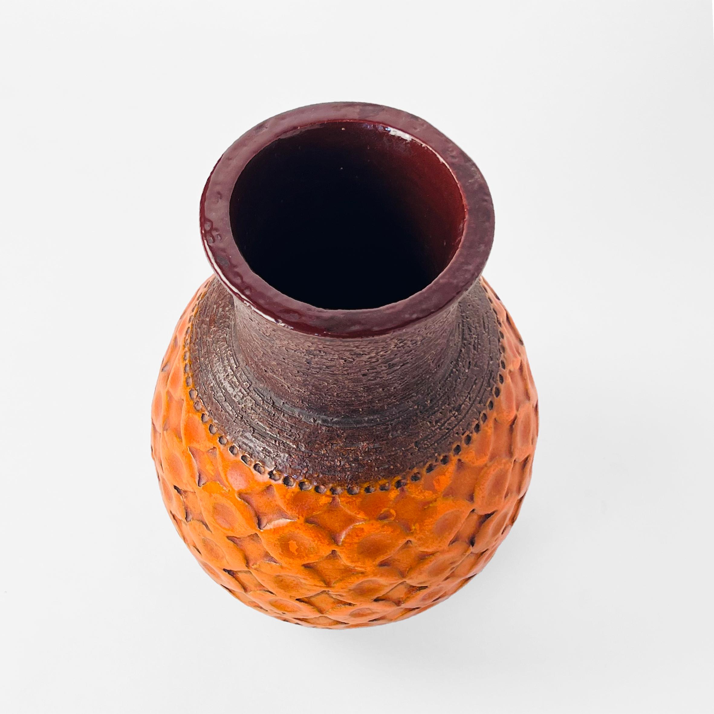 Inconnu Vase Fat Lava Style en finition texturée Brown et glaçure orange en vente