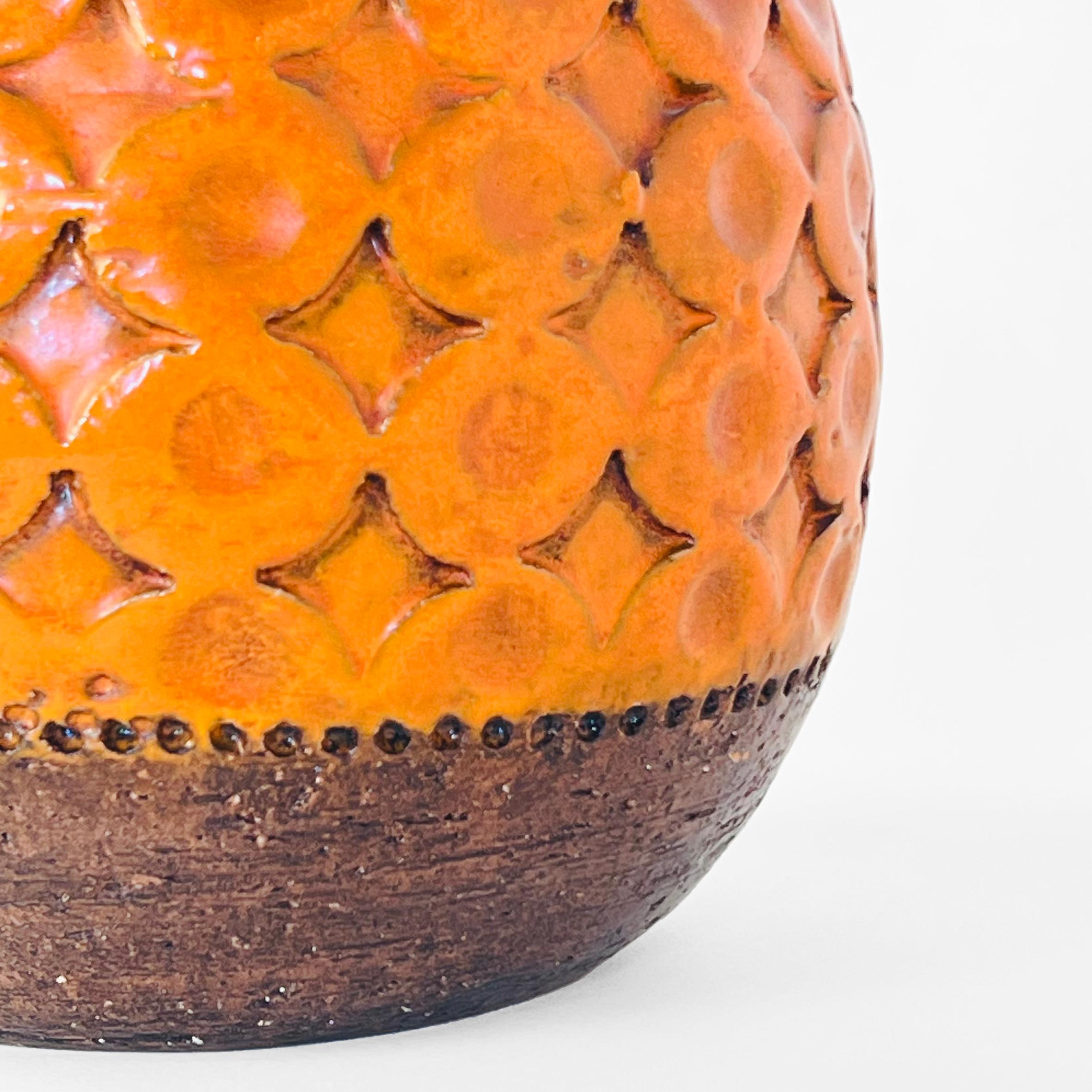 Vernissé Vase Fat Lava Style en finition texturée Brown et glaçure orange en vente