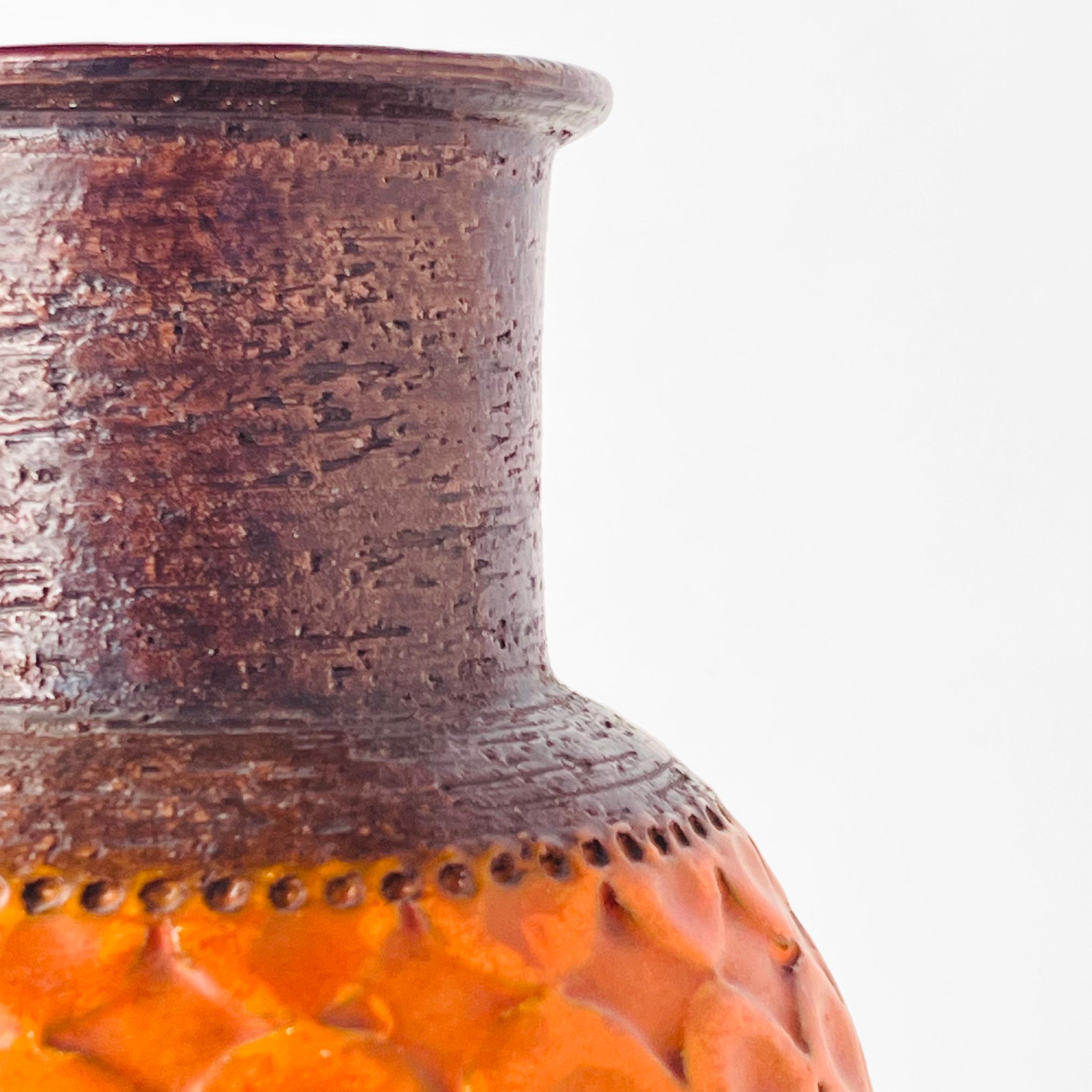 Vase Fat Lava Style en finition texturée Brown et glaçure orange Bon état - En vente à Philadelphia, PA