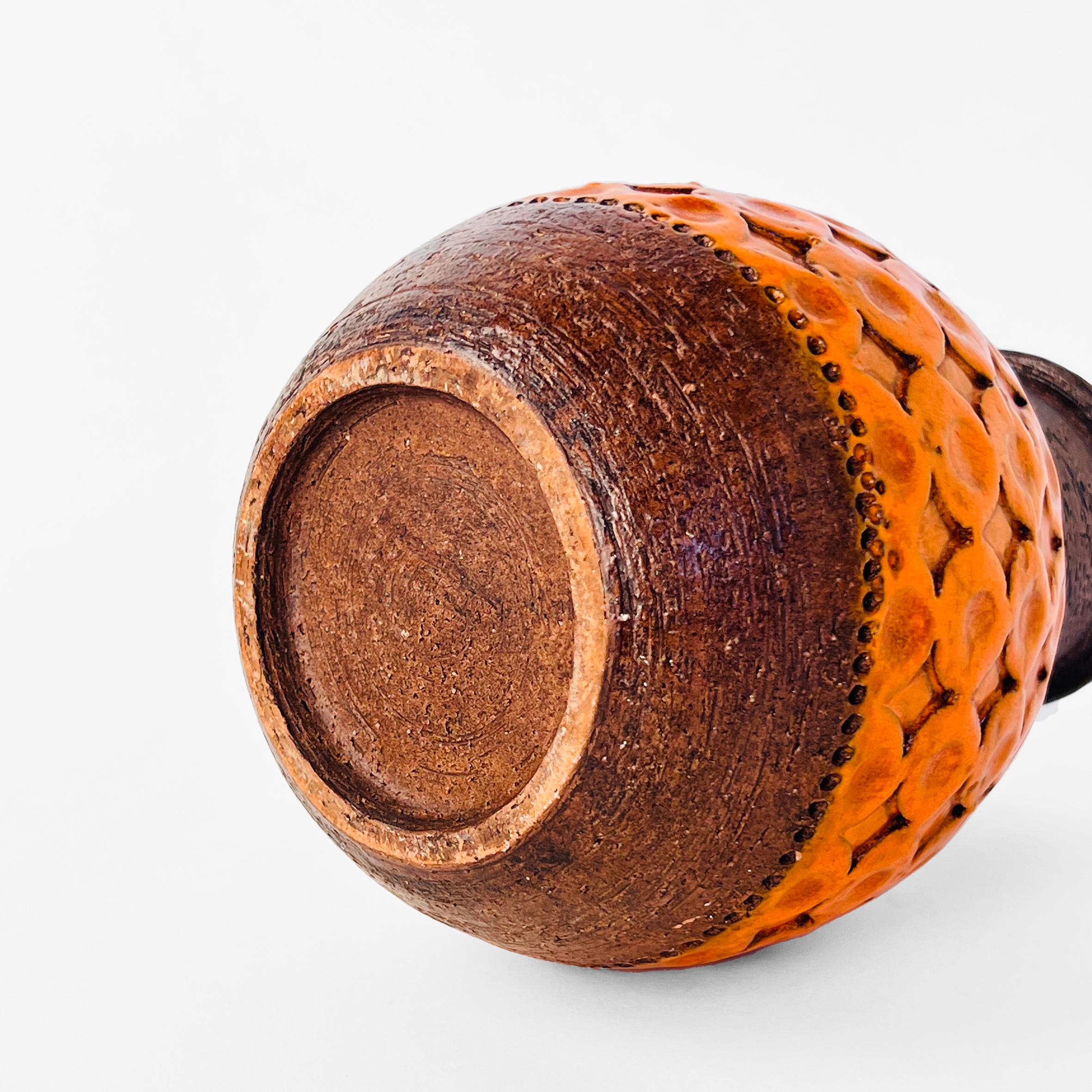 20ième siècle Vase Fat Lava Style en finition texturée Brown et glaçure orange en vente