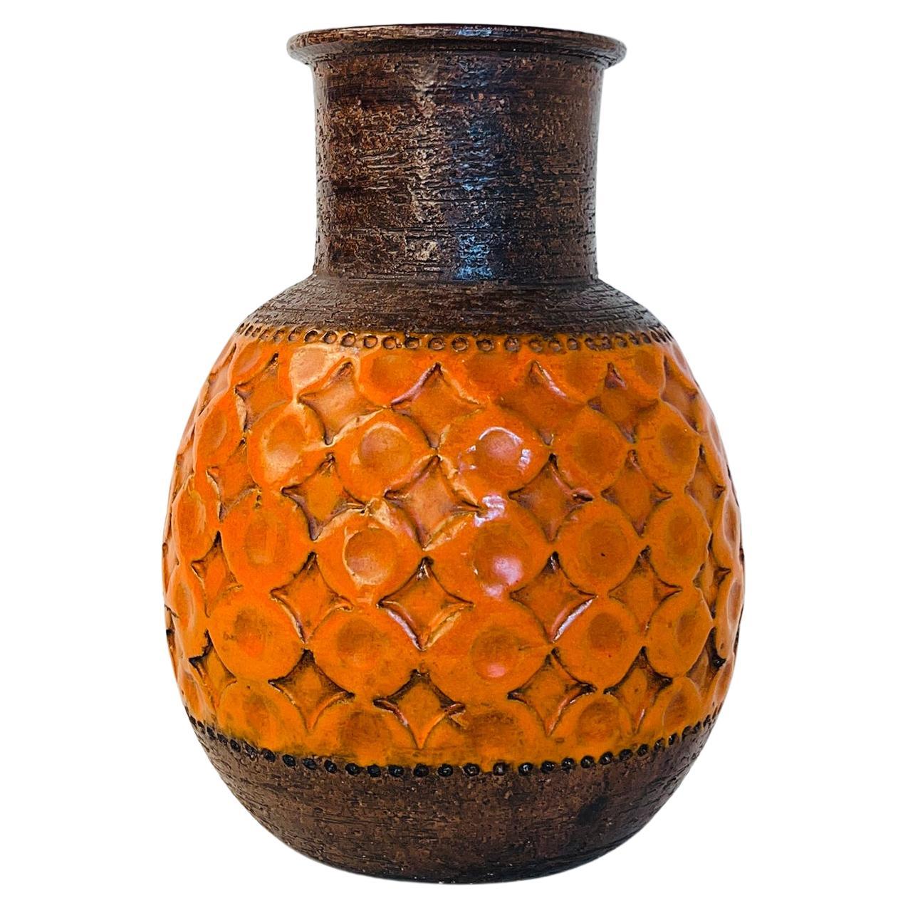 Vase Fat Lava Style en finition texturée Brown et glaçure orange en vente