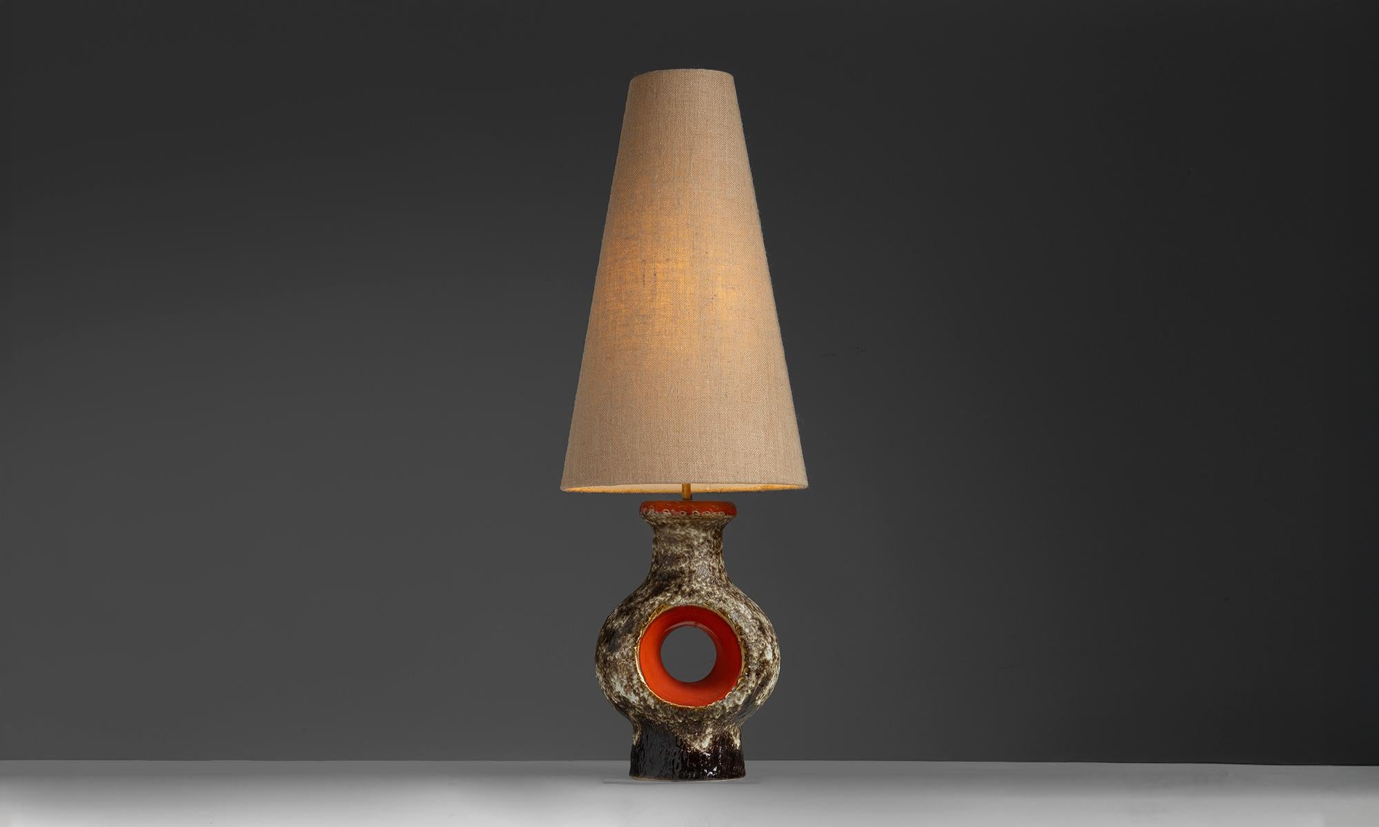 Germania, 1960
Lampada da tavolo in ceramica smaltata con paralume in iuta di nuova realizzazione.
17,5 