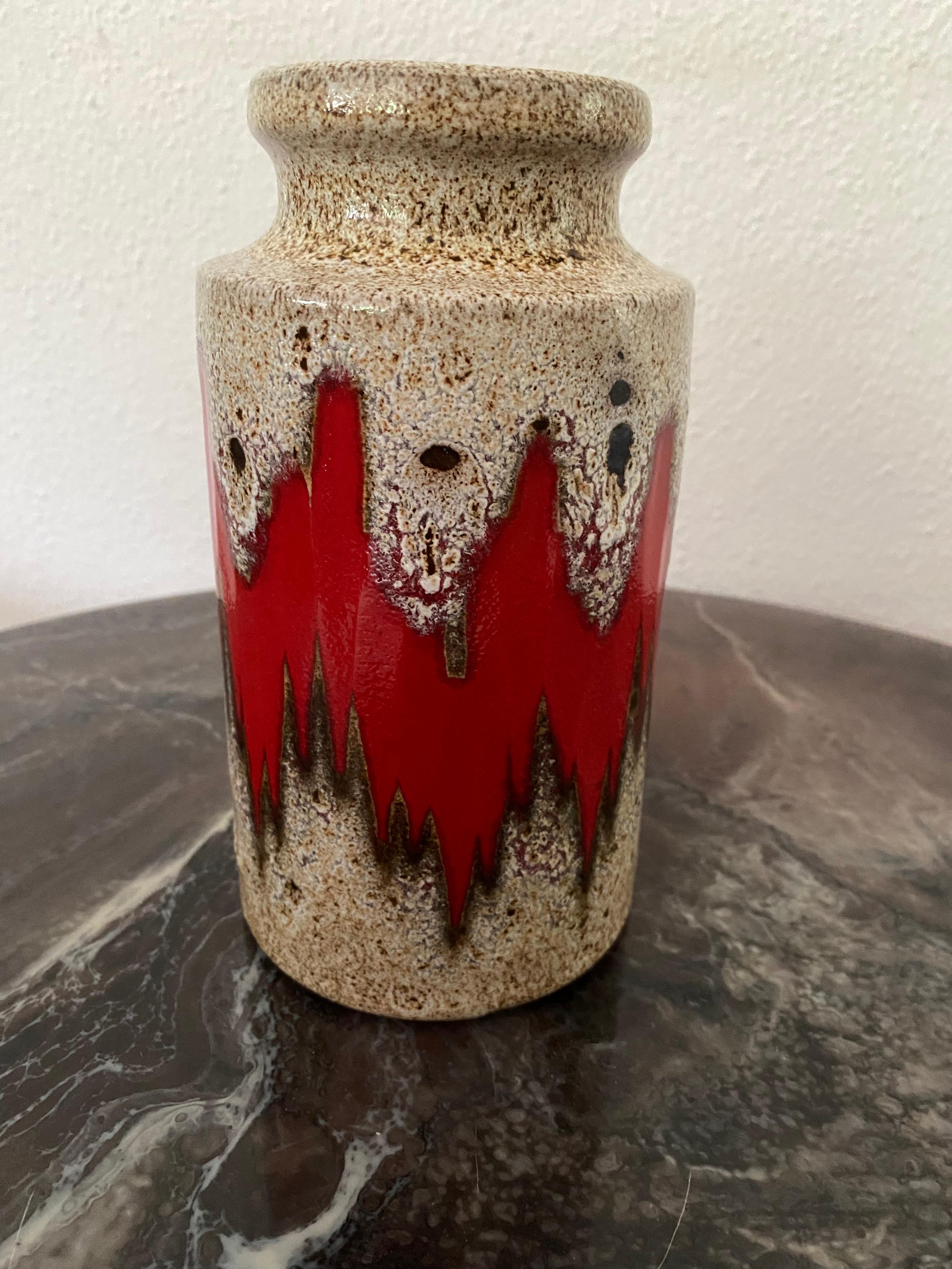 Joli vase coloré des années soixante-dix.
