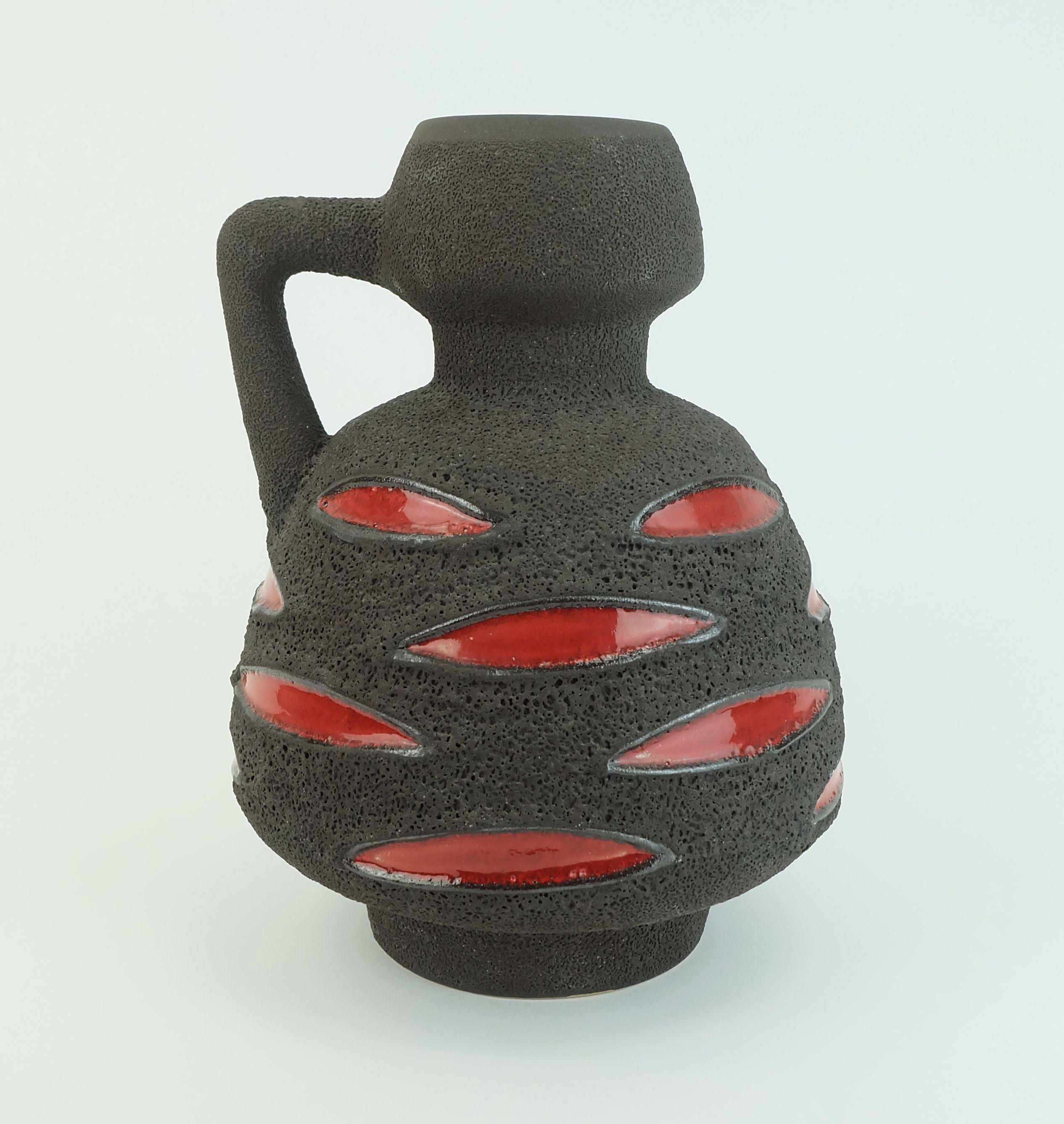 Tedesco vaso di lava grassa ceramica schlossberg anni '70 marrone con motivo rosso lucido n. 64-25 in vendita