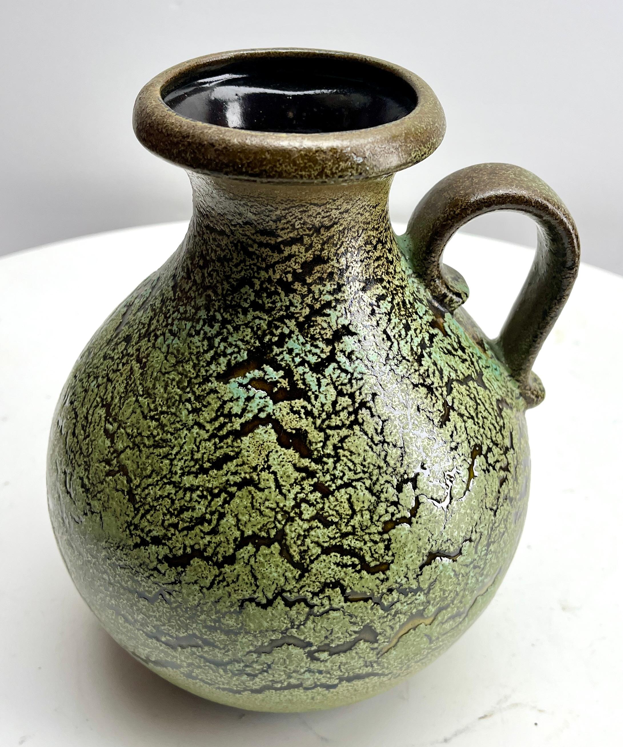 Vase classique à anse en rouge lave grasse sur fond anthracite. 
Vintage By 
Poterie vernissée.
Estampillé sur la base. 20, W-Allemagne. Scheurich 
Mesures : 20 x 16 cm.
 
La pièce est en excellent état et d'une grande beauté.
  
   
    

     