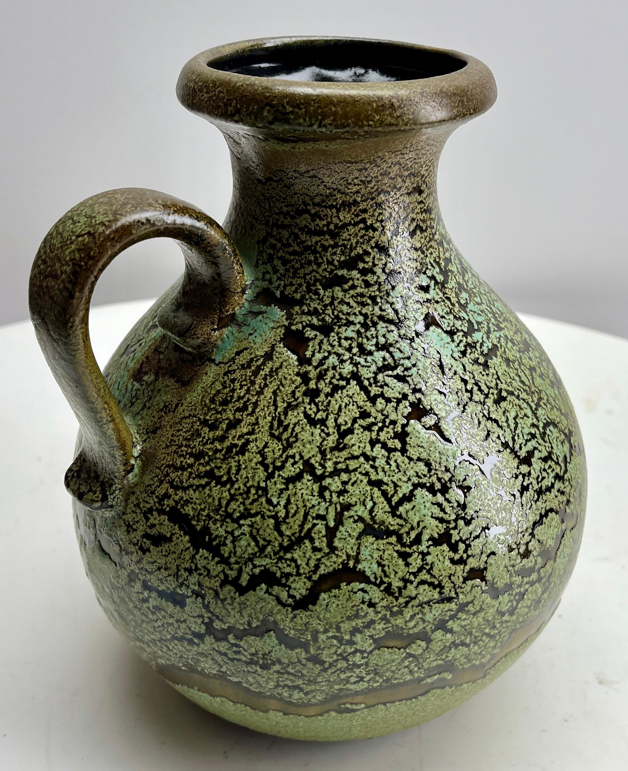 Allemand Vase en lave grasse avec émail goutte à goutte vert-brun 'Scheurich 20 W-Germany' 1960s en vente