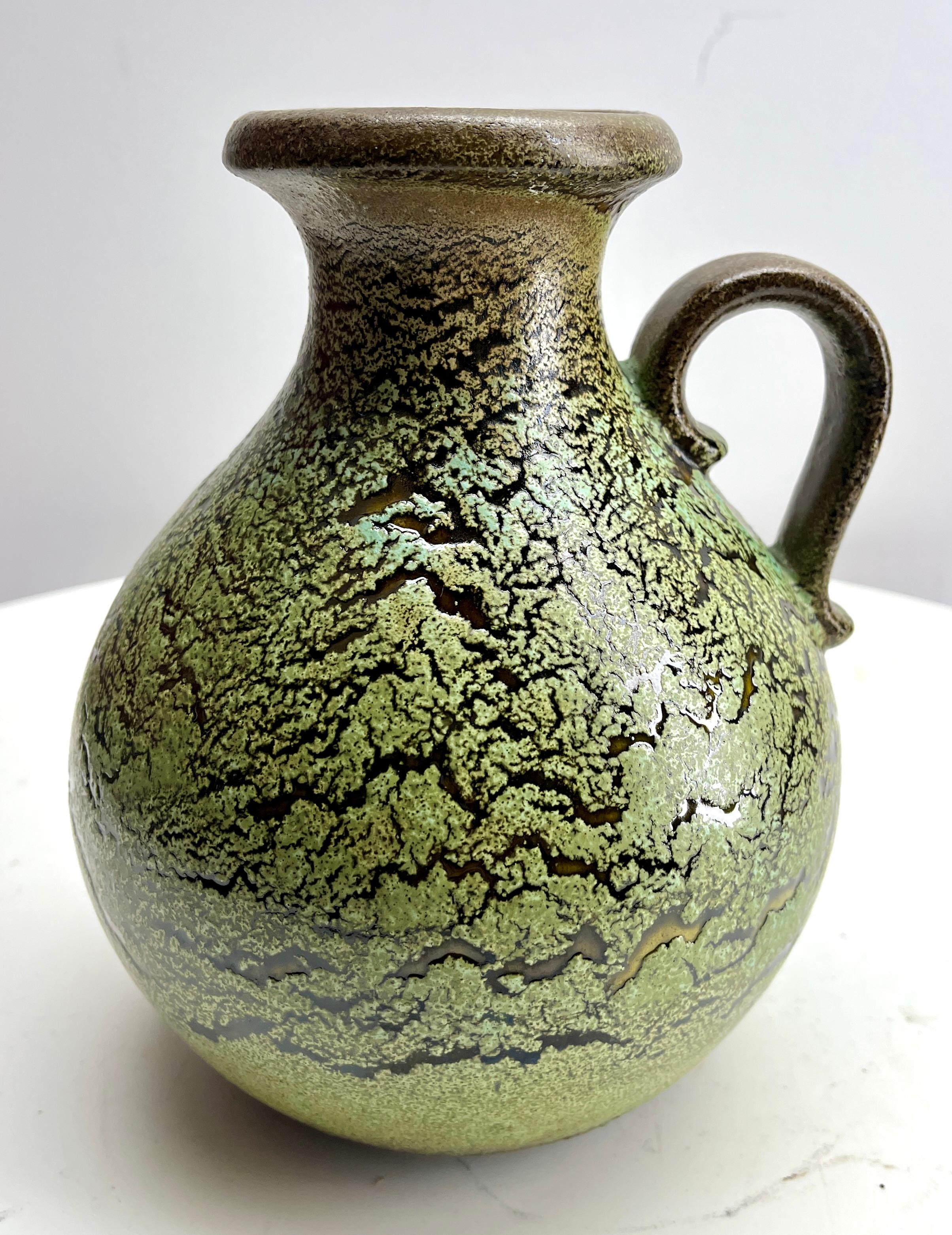 Vernissé Vase en lave grasse avec émail goutte à goutte vert-brun 'Scheurich 20 W-Germany' 1960s en vente