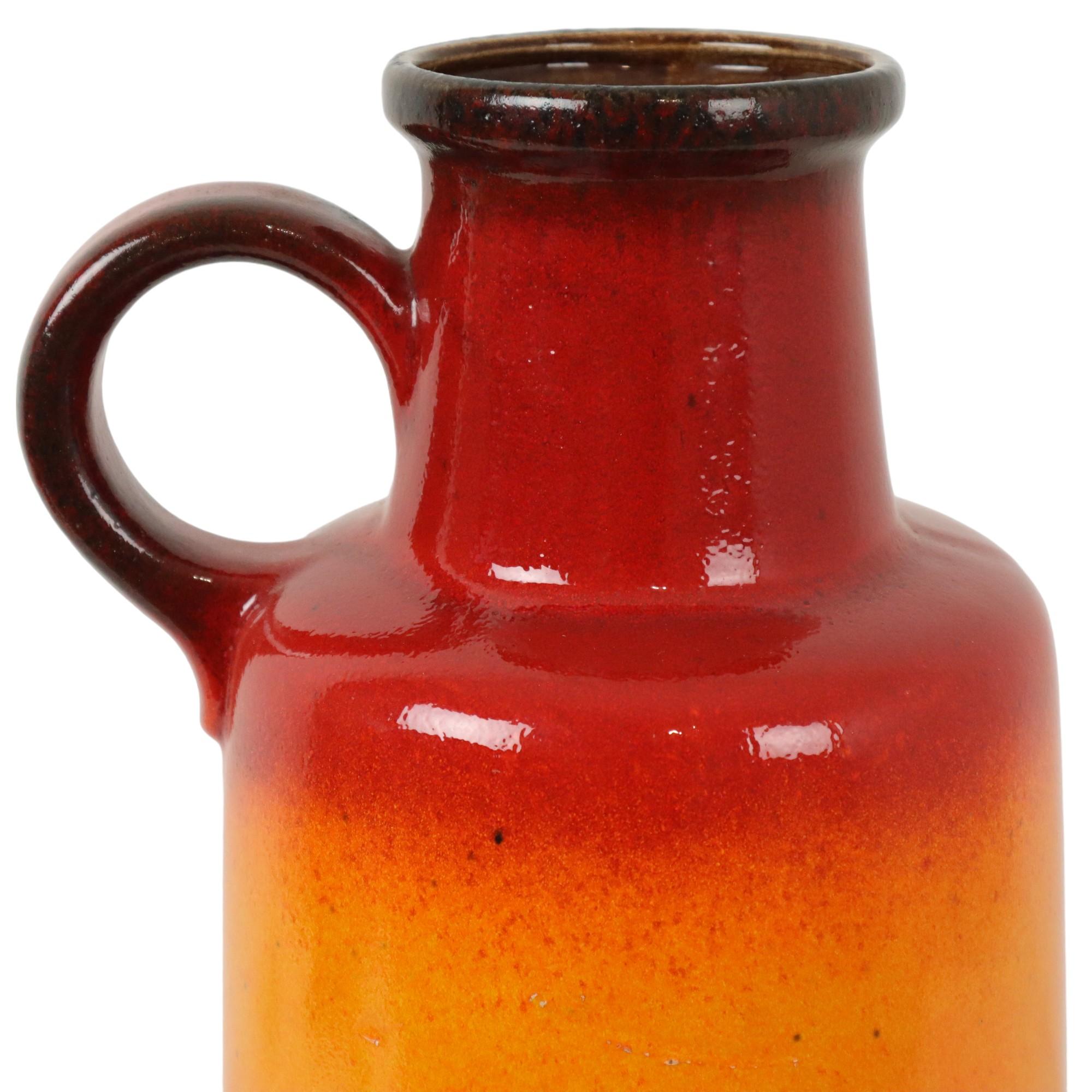 Bellissimo vaso Scheurich vintage di grandi dimensioni, con l'iconica combinazione di colori rosso, arancione e nero, in ceramica lavica grassa della Germania Ovest degli anni '70, numerato in basso 408-40.

Germania Ovest era in realtà un nome