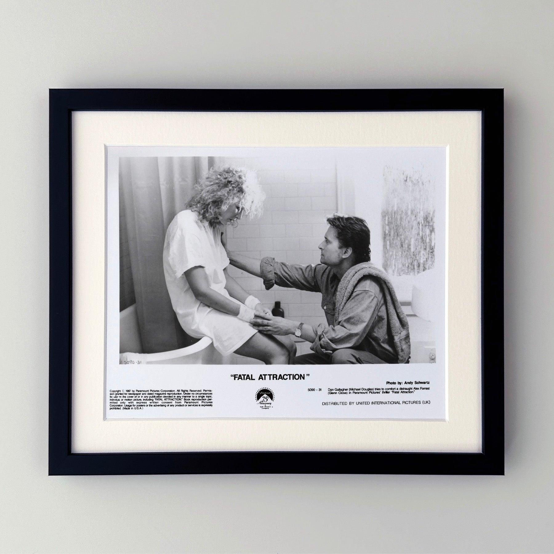 Original 8x10 inches Publicity Film Still for Fatal Attraction (1987) avec Michael Douglas et Glenn Close.

Les photos de publicité (film/production) ont été créées pour aider les studios à promouvoir leurs nouveaux films. Les photos ont été