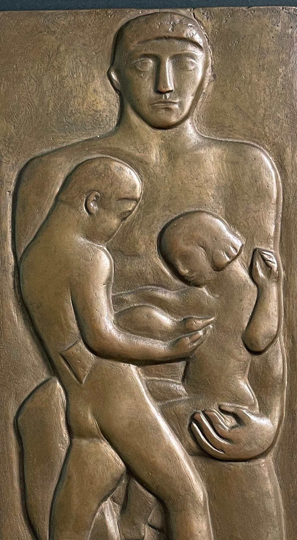 Diese Relieftafel von William Zorach, die in Bronze mit einer warmen, tiefbraunen Patina ausgeführt ist, zeigt einen Vater, der dem Betrachter direkt gegenübersteht und seinen Sohn und seine Tochter umarmt, die beide in die Pflege eines