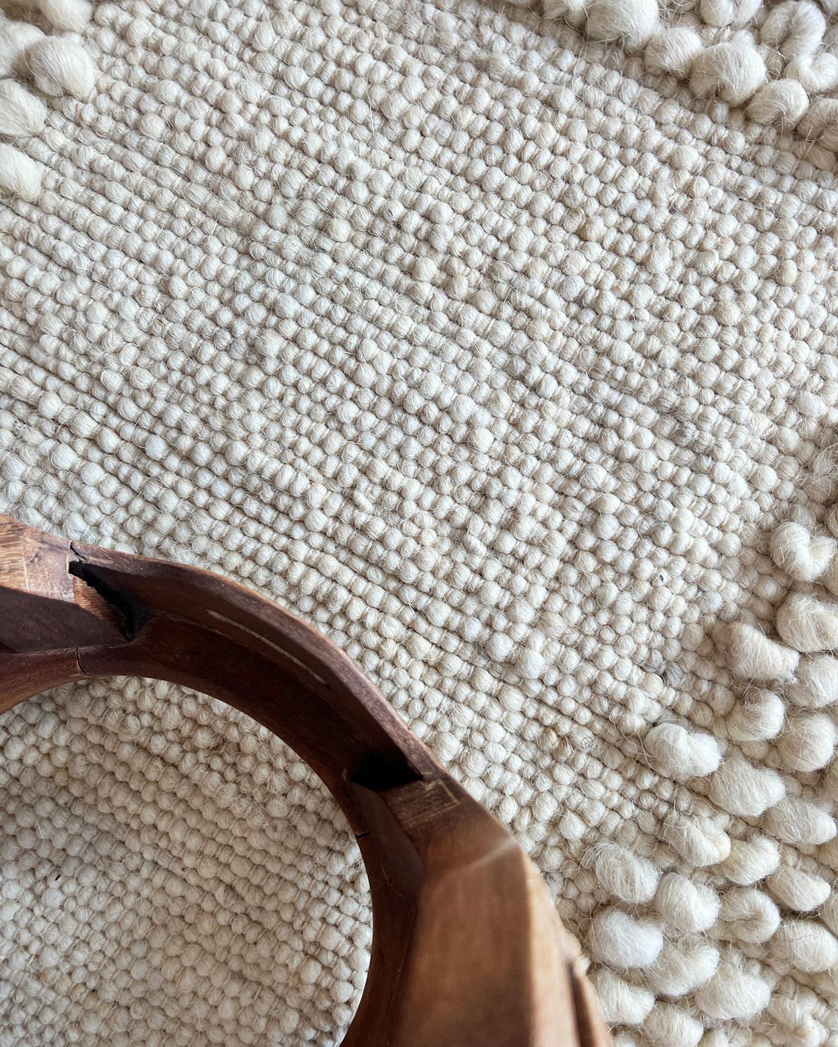 Ein gemütlicher, heller Wollteppich, der Ihr Zuhause erwärmt. Der fachmännisch gefertigte und gestaltete Fatima Bobble Wool Area Rug verleiht jedem Wohnraum Struktur und Wärme. Dieser Teppich aus natürlicher und biologischer Wolle ist die ideale
