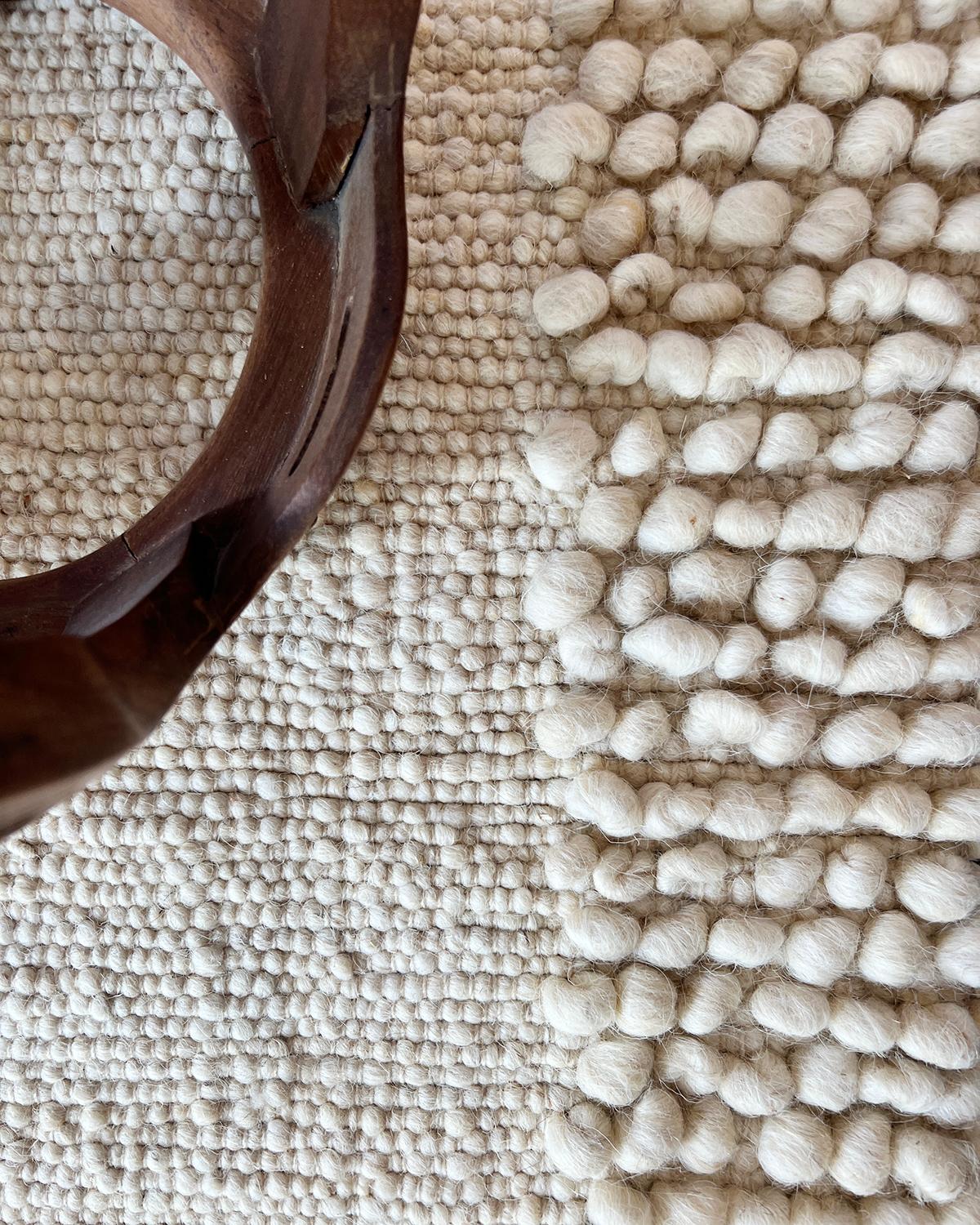 Organico moderno Tappeto di lana di pecora Fatima Bobble Frame in bianco da 2,5 piedi per 4 piedi, fatto a mano in vendita