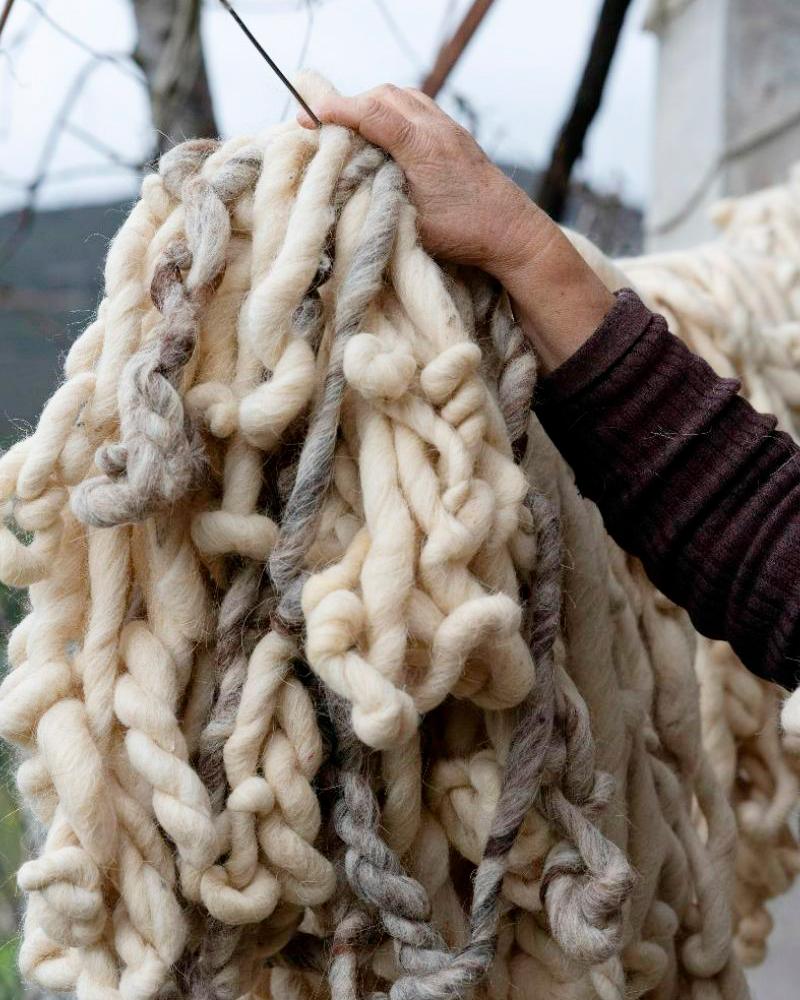 XXIe siècle et contemporain Tapis Fatima en laine de moutons blanc, fait à la main, de 2,5 pieds par 4 pieds en vente