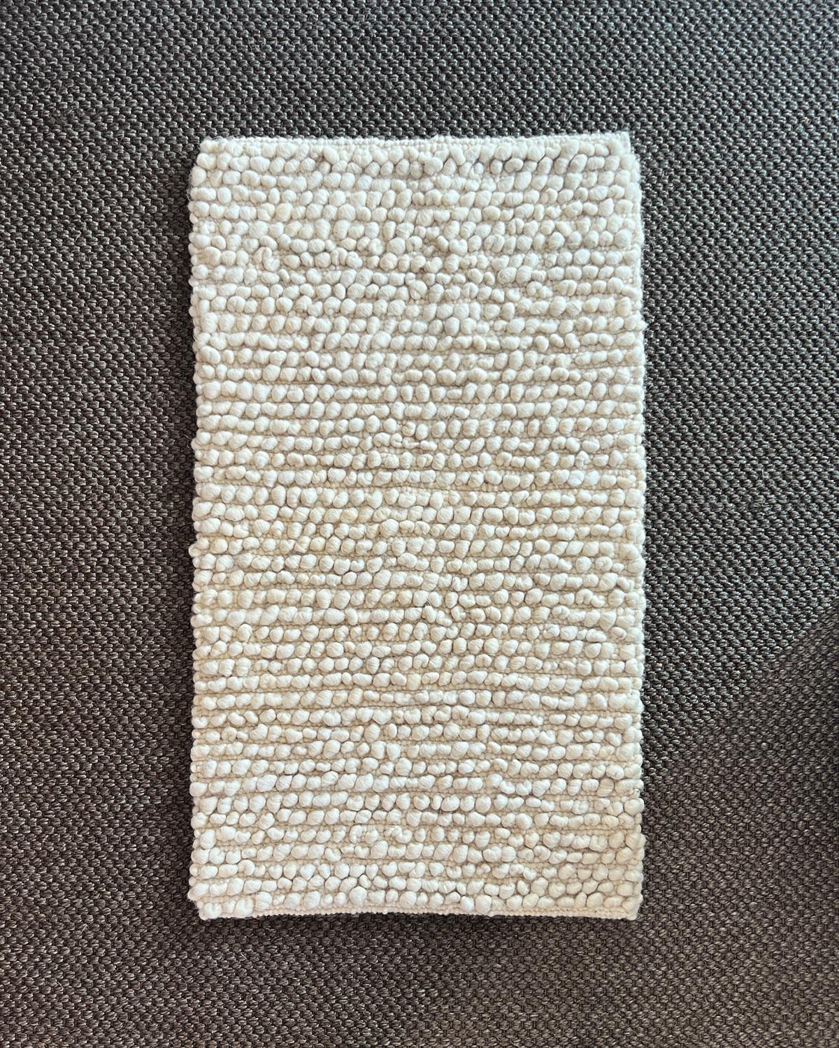 Fatima Bobble Schafswolle-Teppich in Weiß 2,5 Fuß x 4 Fuß, handgefertigt (Portugiesisch) im Angebot