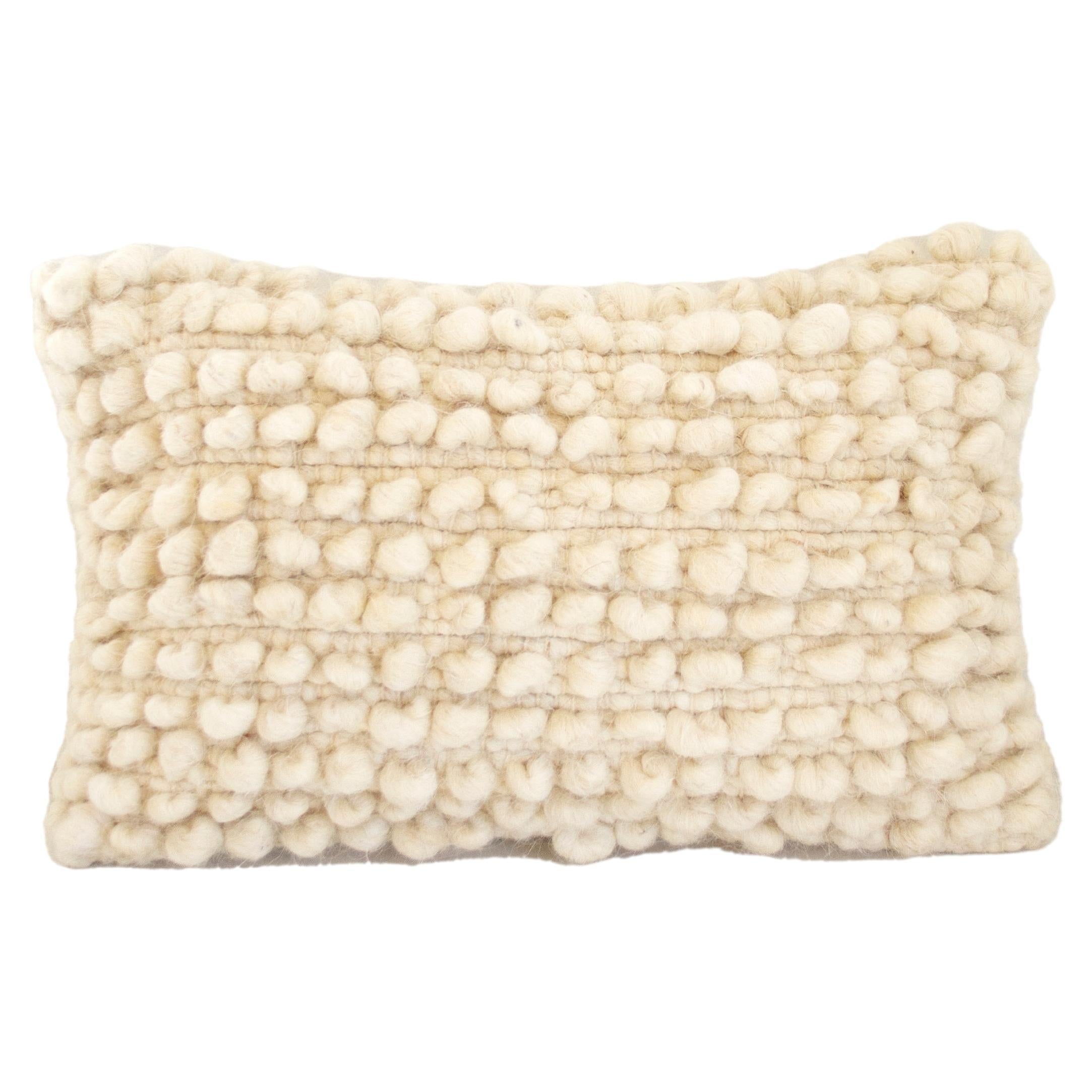 Fatima Bobble Throw Pillow in Cream White en 100% laine de mouton - 20" x 12".