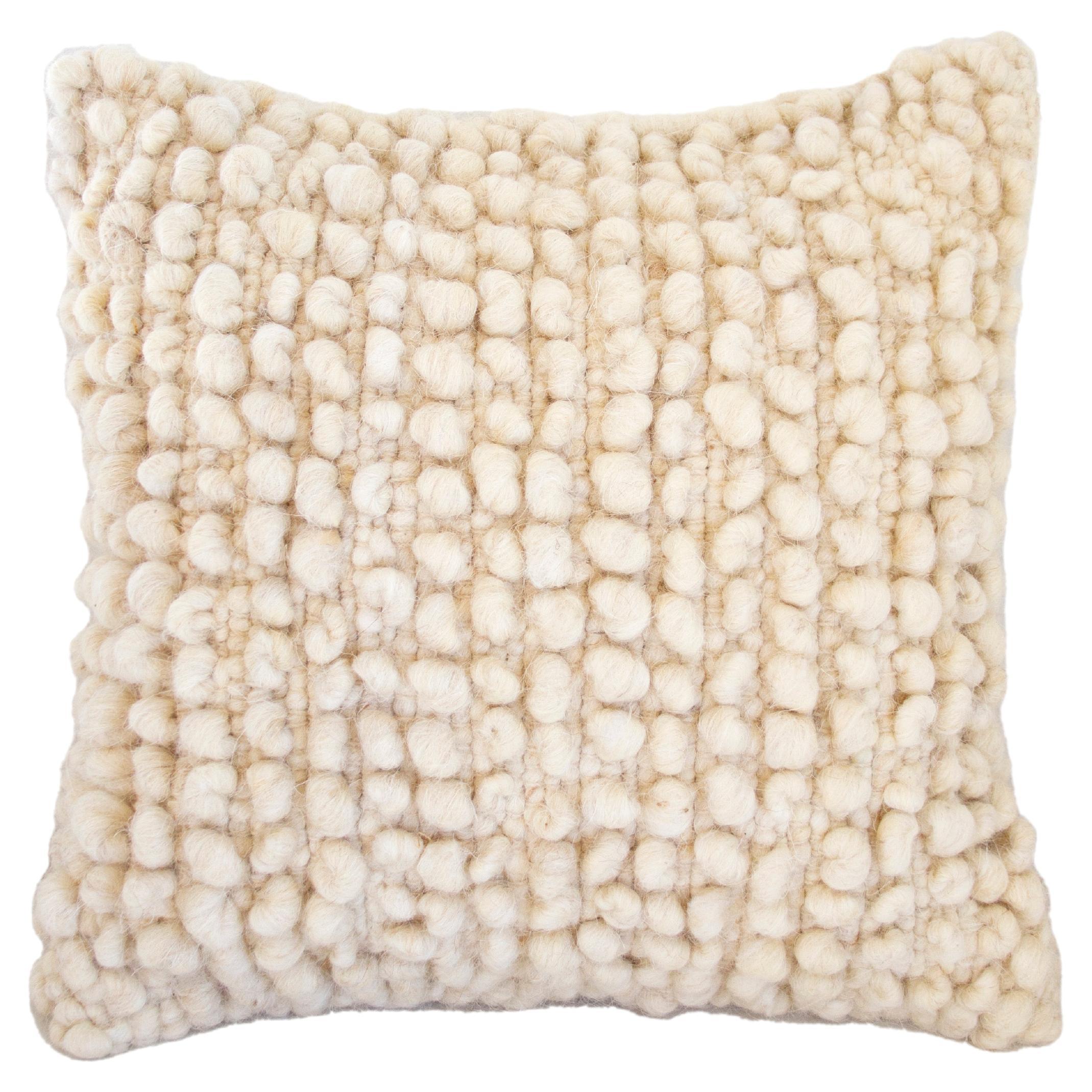 Fatima Bobble Throw Pillow in Cream White en 100% laine de mouton - 20" x 20".