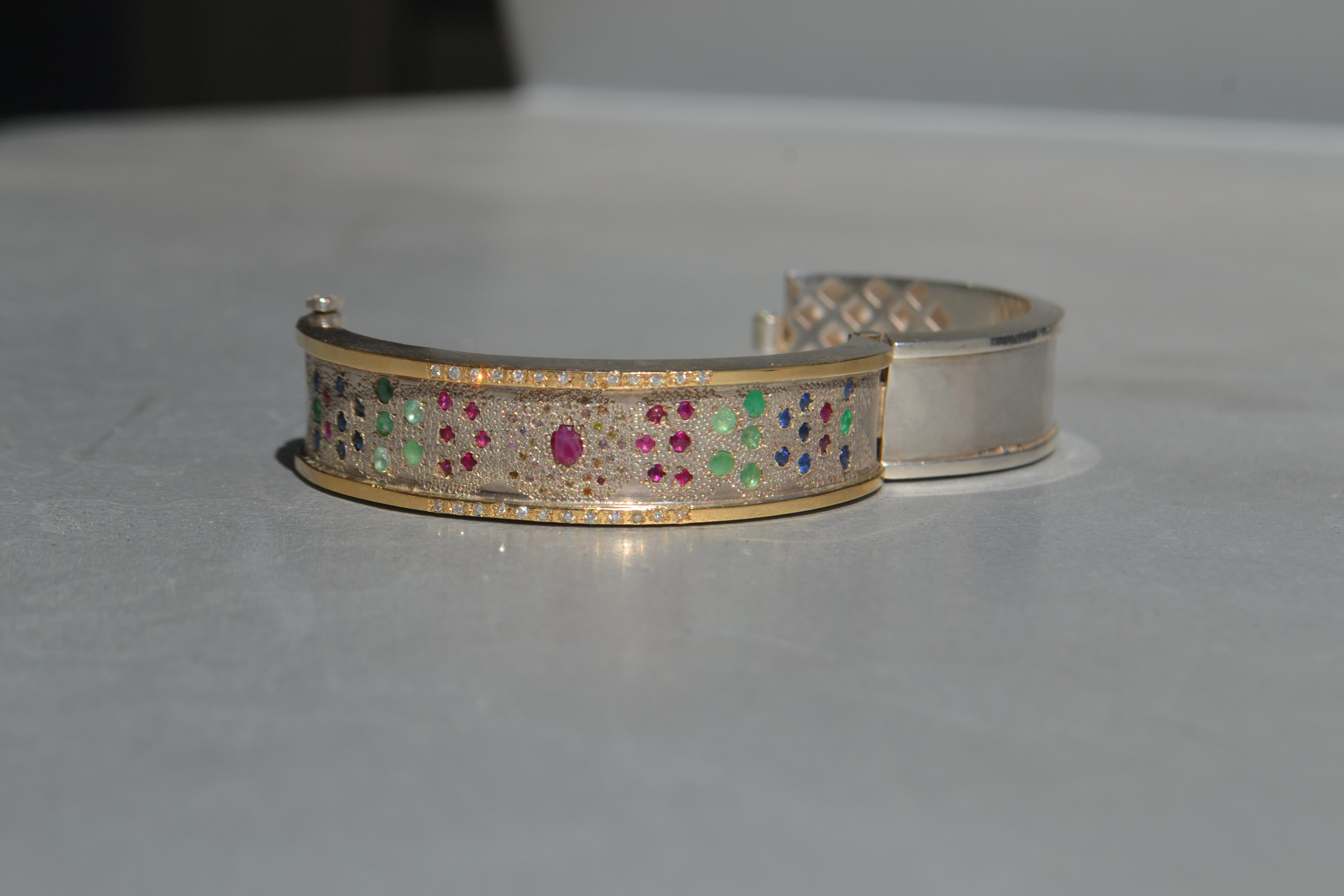 Armband aus Gold und Silber mit Smaragd, Saphiren, Rubinen und Diamanten (Brillantschliff) im Angebot