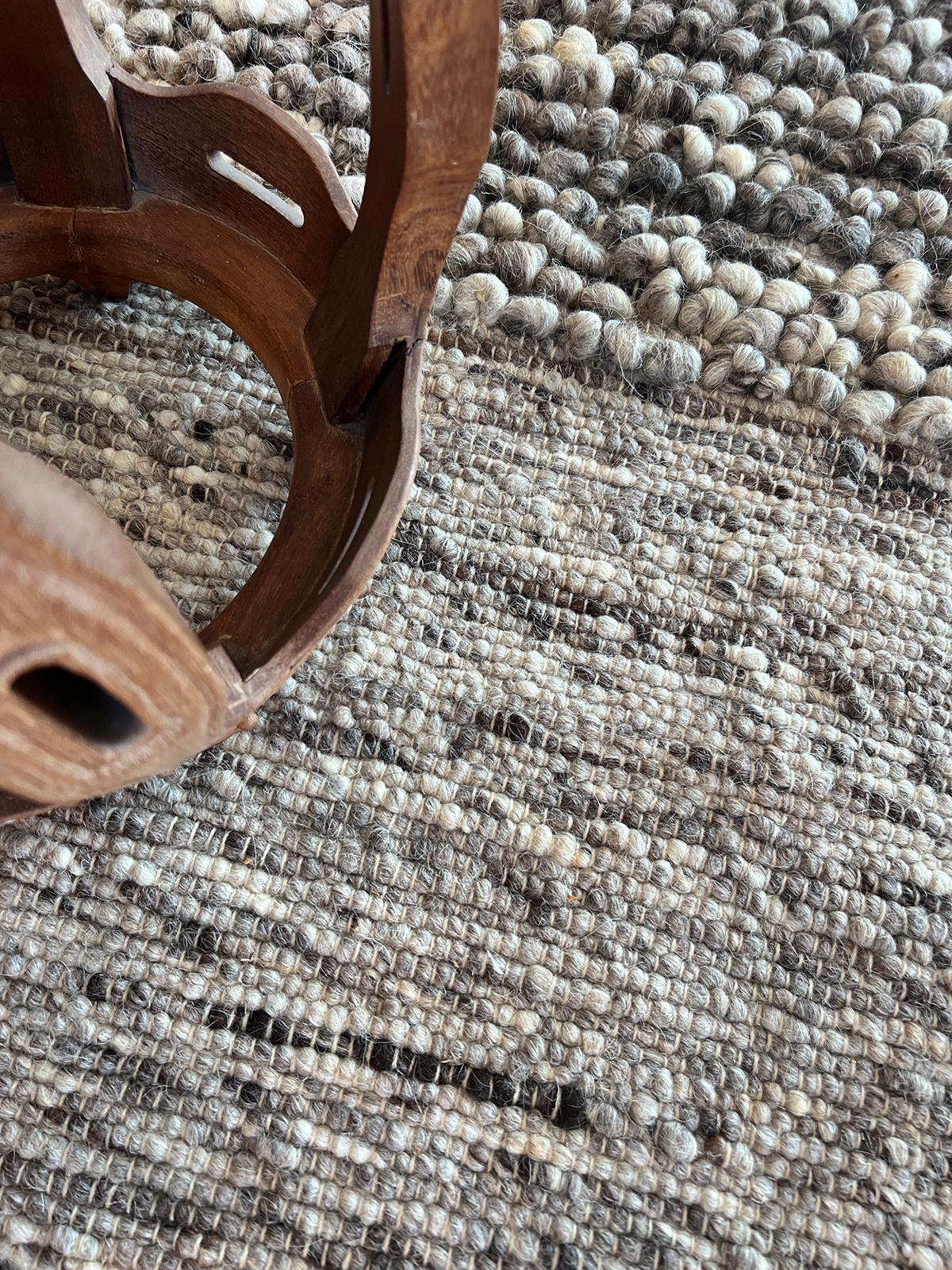 Fatima Halb Bobble Schafswolle-Teppich in Grau 2,5 Fuß x 4 Fuß, handgefertigt (Portugiesisch) im Angebot