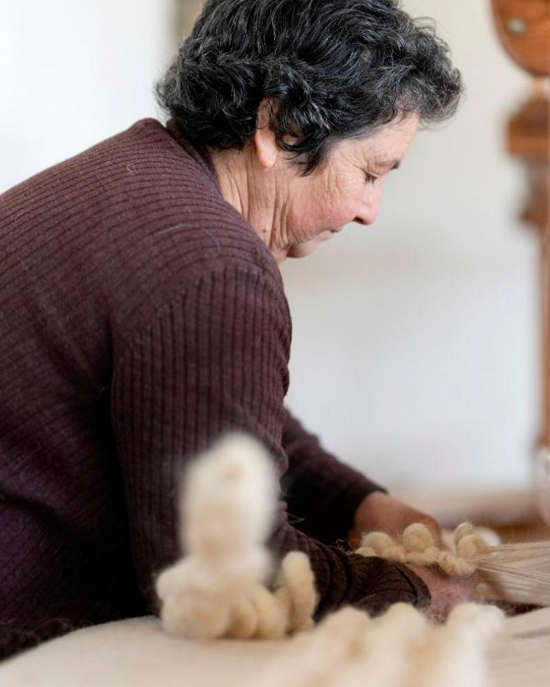 XXIe siècle et contemporain Tapis Fatima en laine de moutons en gris, fait à la main, de 2,5 pieds par 4 pieds en vente