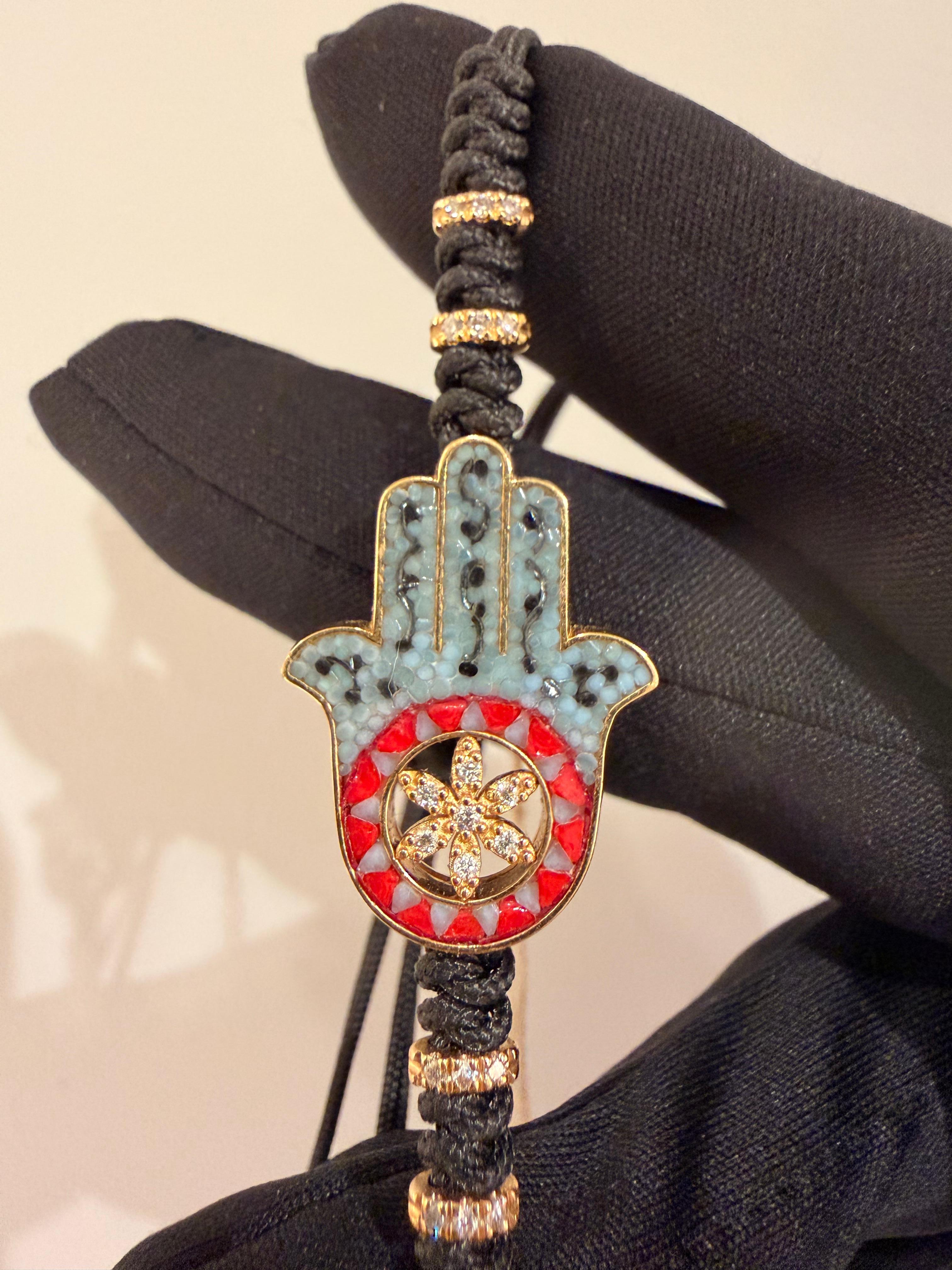 Contemporaneo Bracciale elegante in oro giallo e diamanti bianchi decorato a mano con micro-mosaico in vendita