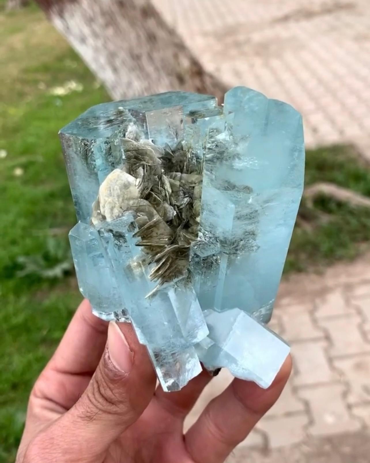 Agregado graso de cristales de aguamarina con moscovita de Pakistán en venta 3