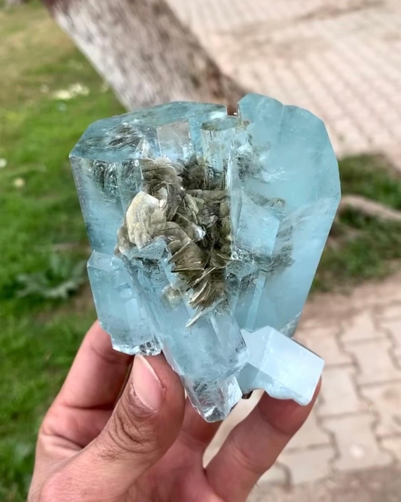 Agregado graso de cristales de aguamarina con moscovita de Pakistán en venta 4