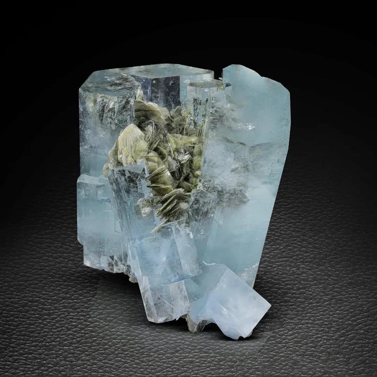 Agregado graso de cristales de aguamarina con moscovita de Pakistán en venta 5