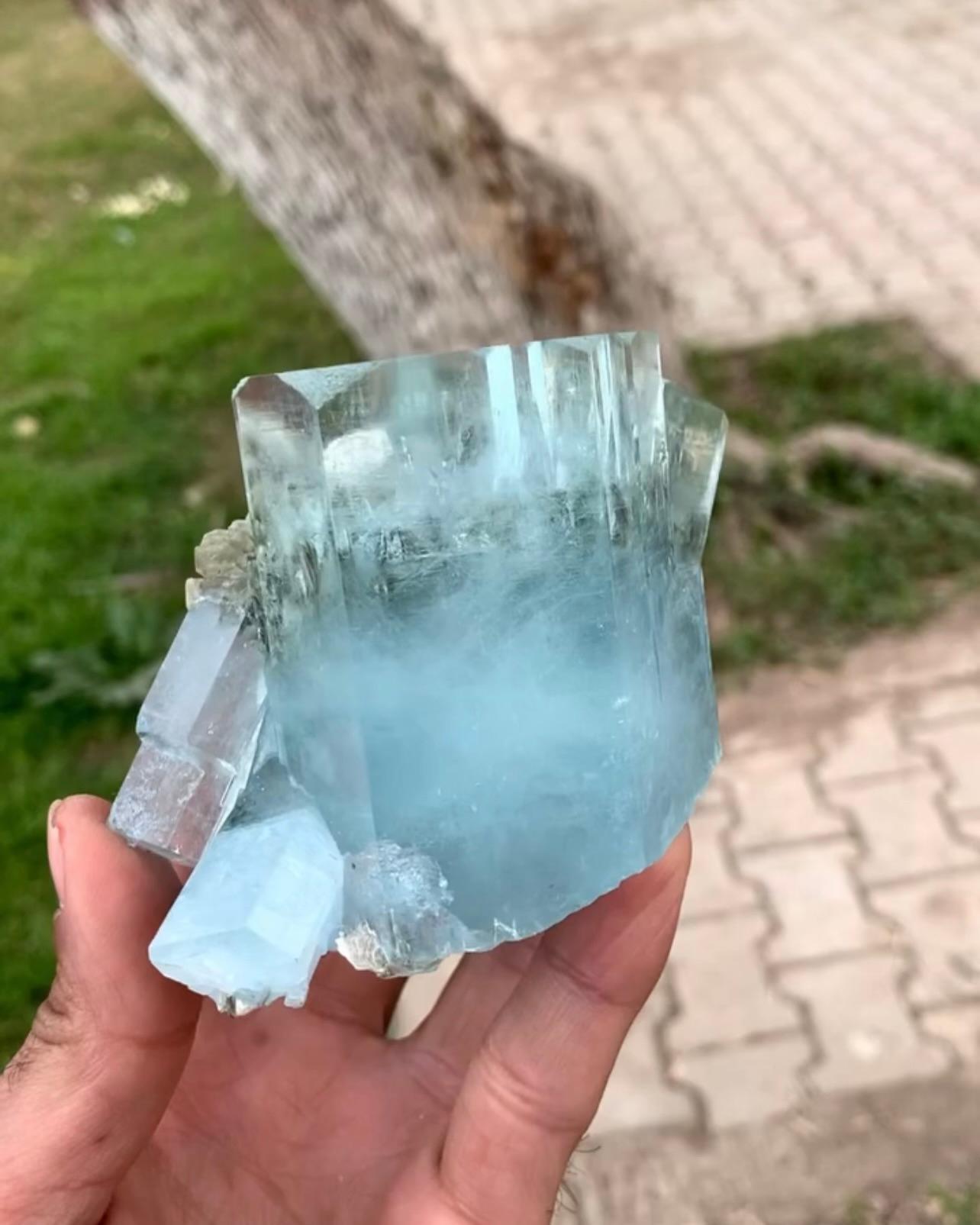 Información sobre el producto:

Nombre del espécimen: Aguamarina con Moscovita
Peso: 514 gramos
Dimensiones: Alto: 7,5 x Ancho: 6,8 x Fondo: 7,5 cm
Tratamiento: Ninguno
Origen: Valle de Nagar, distrito de Skardu, provincia de Gilgit Baltistán,