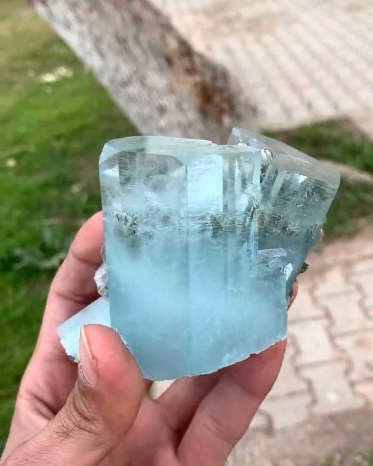Agregado graso de cristales de aguamarina con moscovita de Pakistán Estilo Adán en venta