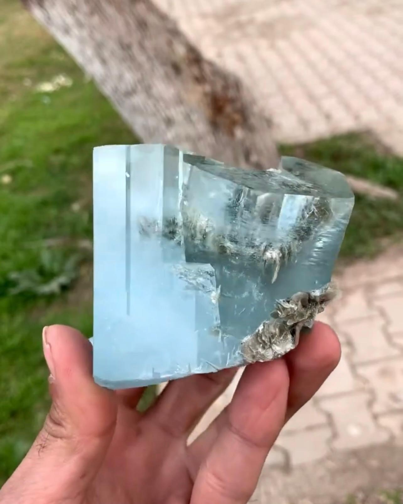 Agregado graso de cristales de aguamarina con moscovita de Pakistán Pakistaní en venta