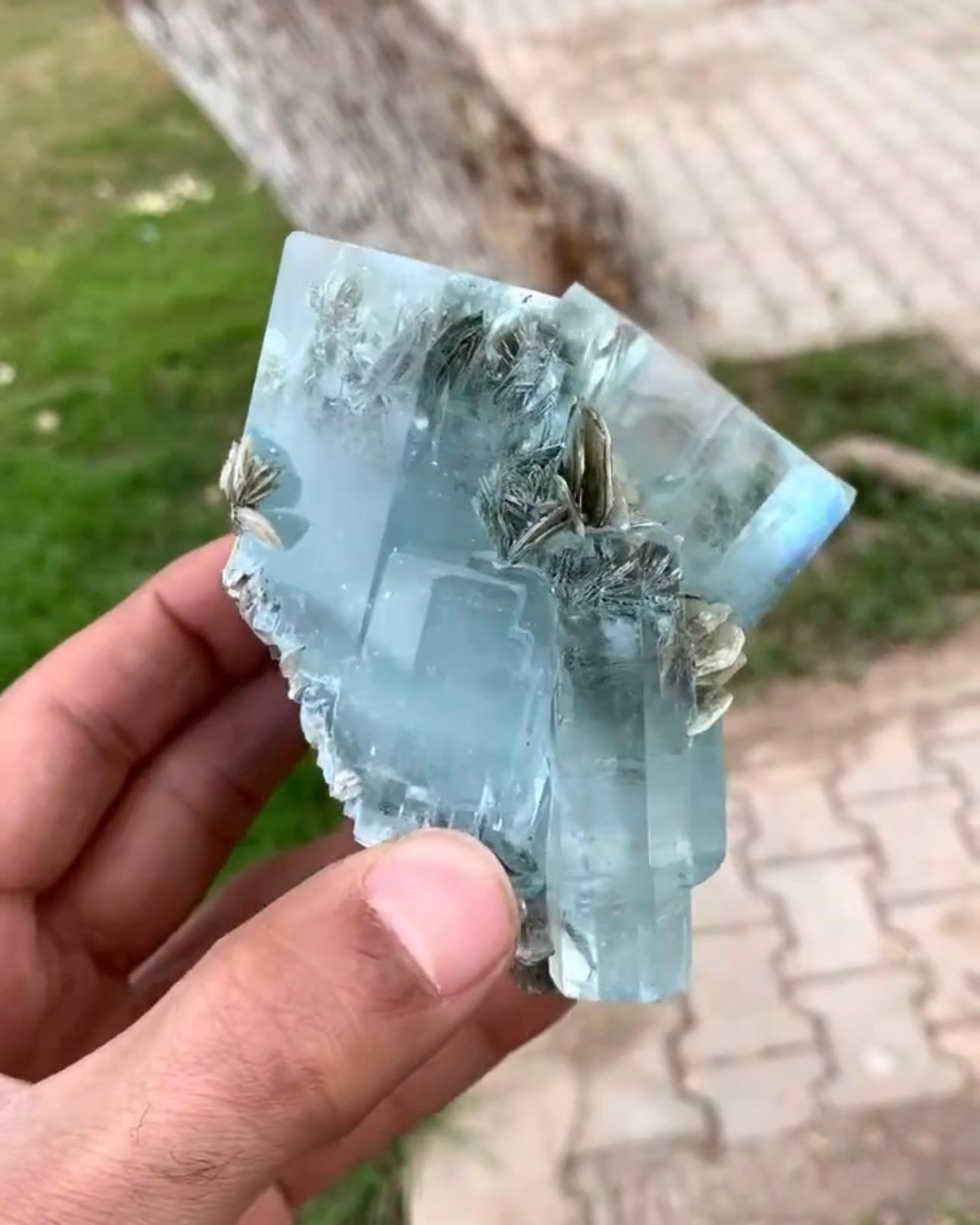 Agregado graso de cristales de aguamarina con moscovita de Pakistán Siglo XXI y contemporáneo en venta