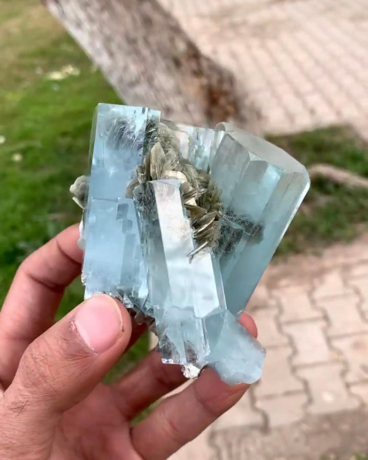 Agregado graso de cristales de aguamarina con moscovita de Pakistán Otro en venta