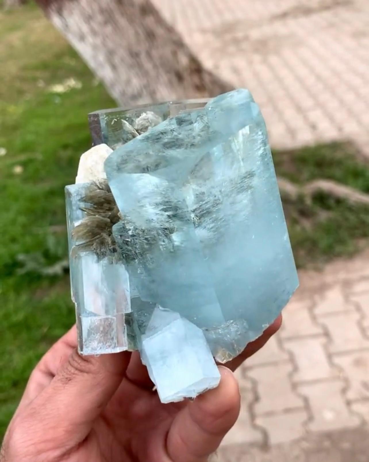 Agregado graso de cristales de aguamarina con moscovita de Pakistán en venta 1