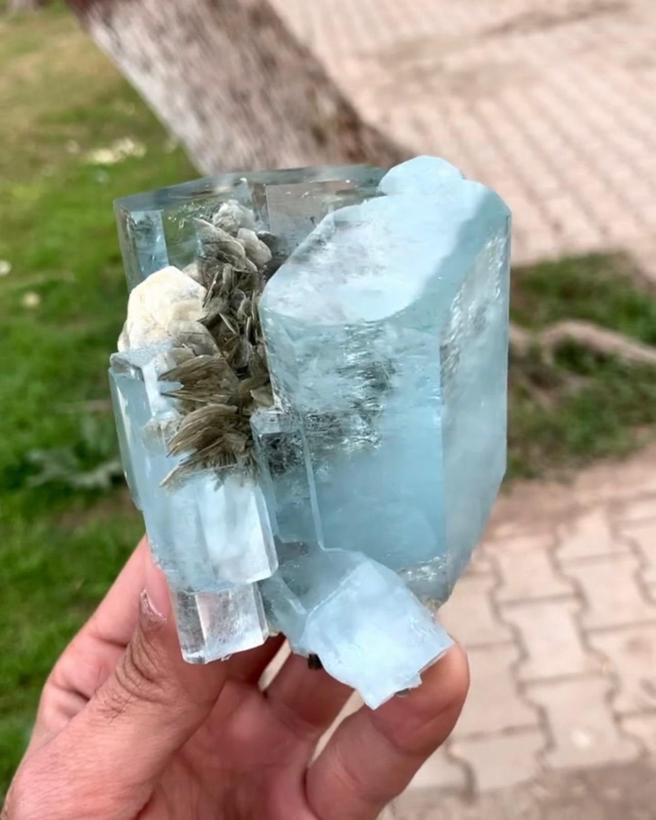 Agregado graso de cristales de aguamarina con moscovita de Pakistán en venta 2
