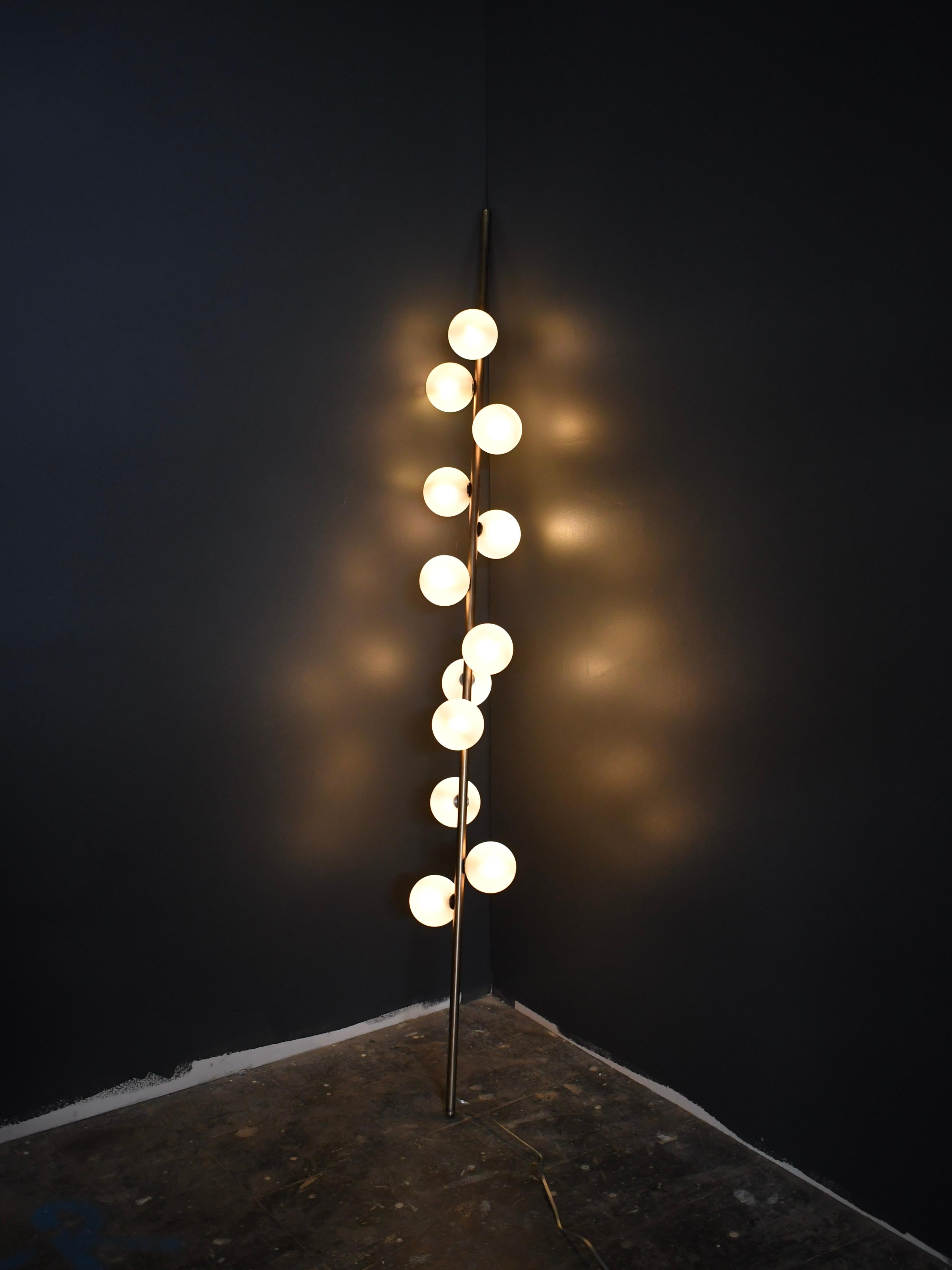 Moderne Lampadaire basculant Fauchard en laiton et verre, conçu par Blueprint Lighting 2020 en vente