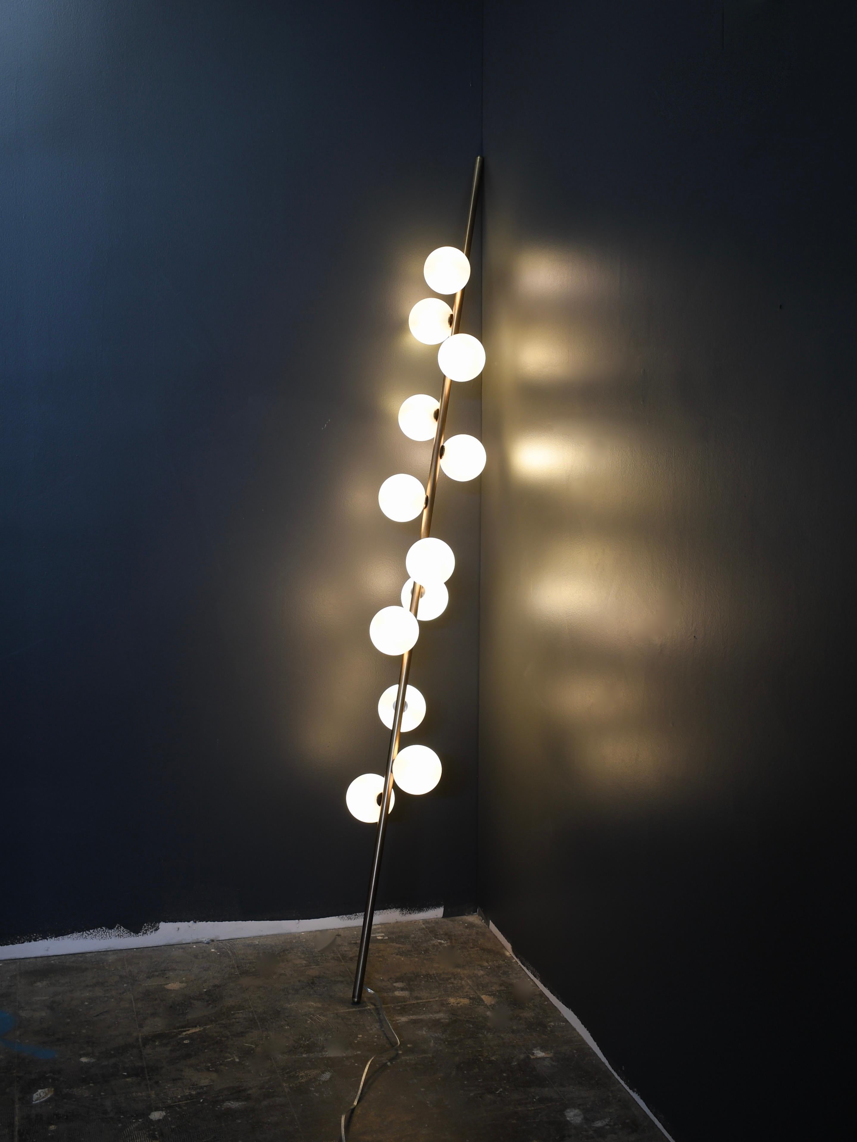 Américain Lampadaire basculant Fauchard en laiton et verre, conçu par Blueprint Lighting 2020 en vente