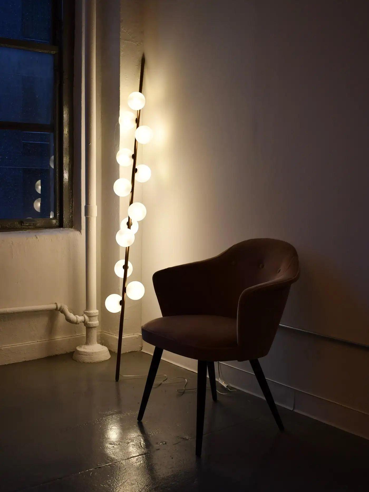 Presentamos Fauchard, el nuevo diseño de lámpara de pie de Blueprint Lighting NYC. Fauchard es una escultura funcional de proporciones elegantes, diseñada para apoyarse en un rincón, discreta pero descaradamente sexy.

Fabricado en latón con globos