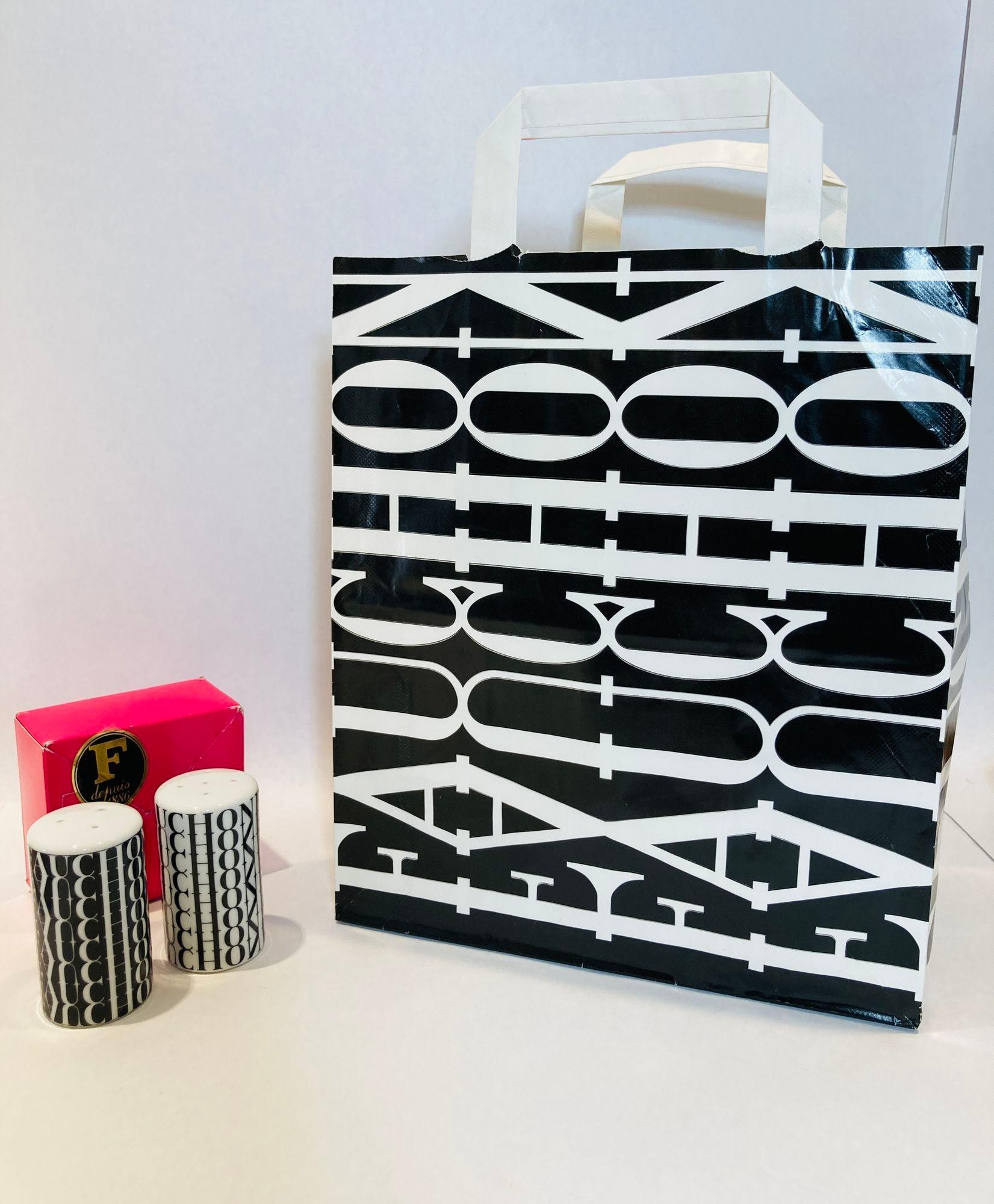 FAUCHON Paris Salz- und Pfefferstreuer aus Porzellan in Schwarz und Weiß.
In Originalverpackung mit Geschenktüte.
Abmessungen: 3,5 Zoll. H x 1,5 in Durchmesser.
Im Boden markiert Fauchon Paris.
Zustand, Shakers wie neu, Schachtel mit leichten