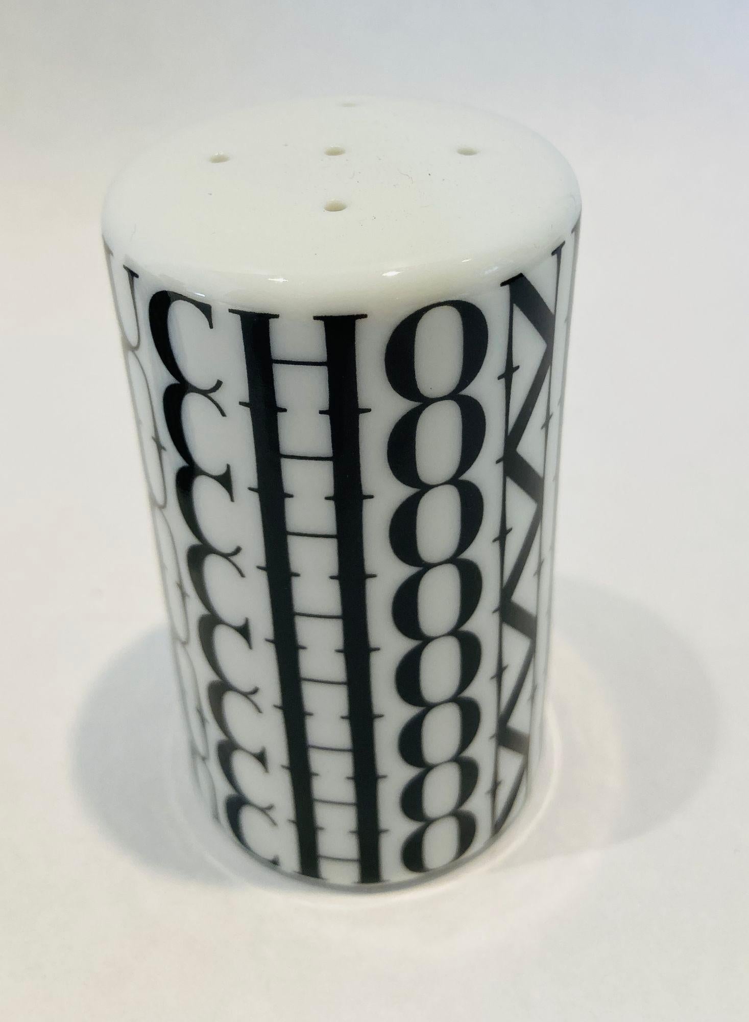 FAUCHON Paris Salz- und Pfefferstreuer aus Porzellan Schwarz und Weiß im Angebot 1