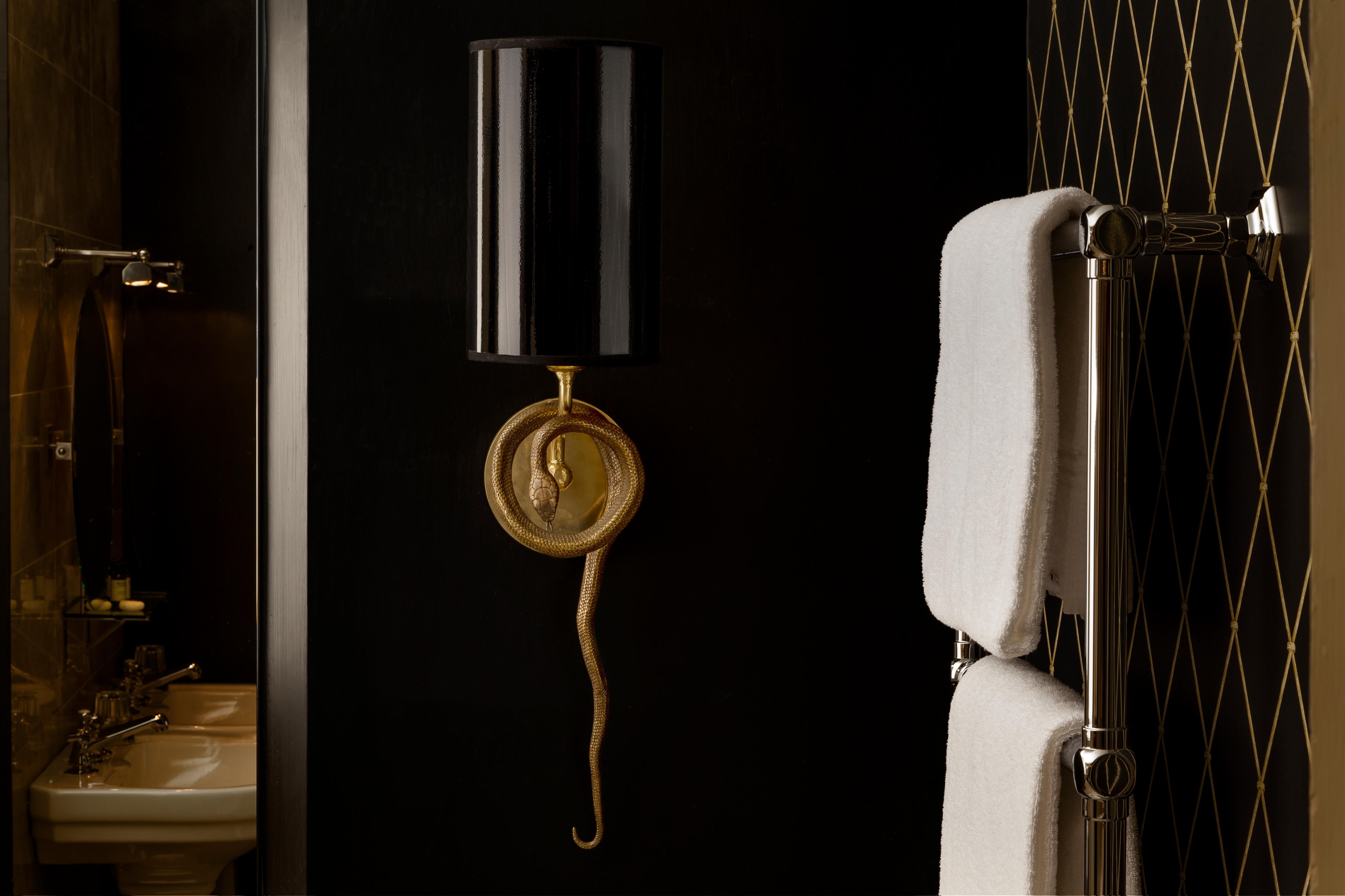 The Fauna 01 wall light, like the whole series of products in the Brass Brothers & Co. Eclectic collection, is inspired by the animal and plant world, sensual and tempting, the snake with its coils surrounds the arm of the wall light, recalling the